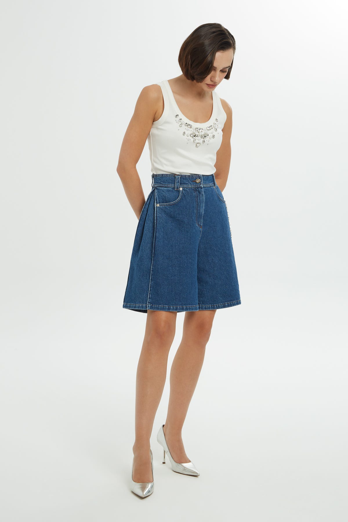 İşleme Detaylı Denim Şort