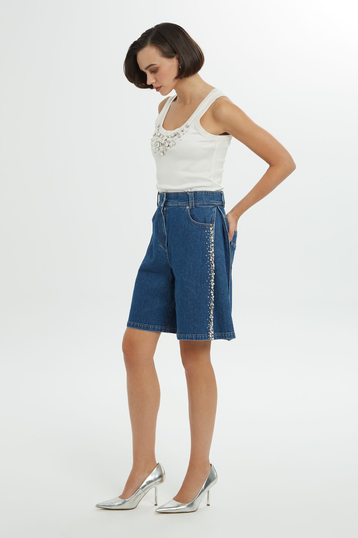 İşleme Detaylı Denim Şort