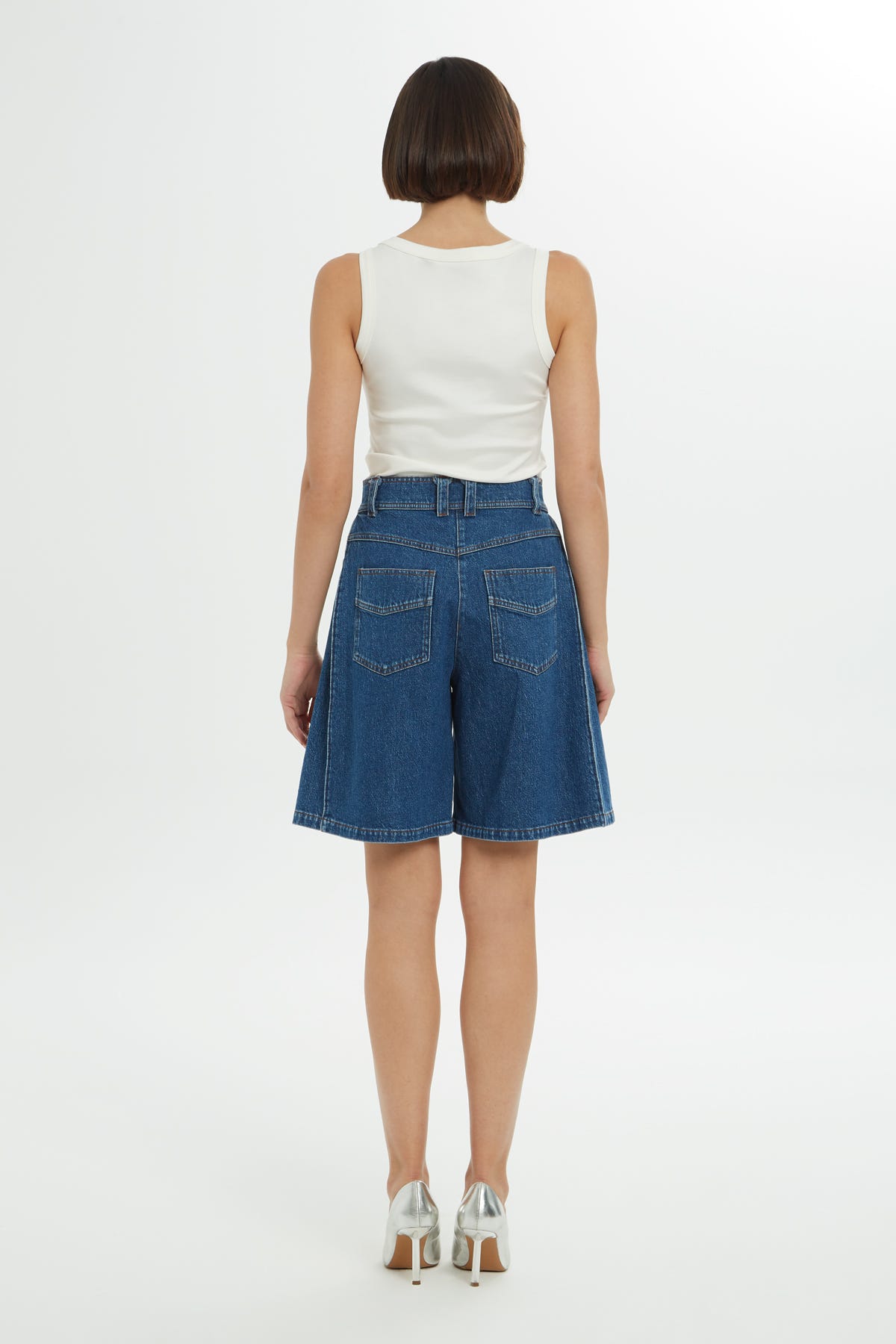 İşleme Detaylı Denim Şort