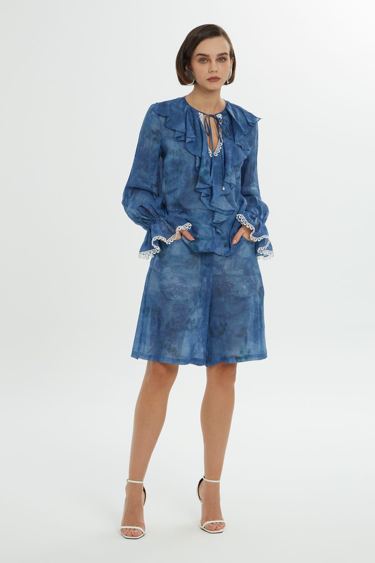 Yakası Fırfırlı Kol Ucu Şerit Aksesuar Detaylı Bluz