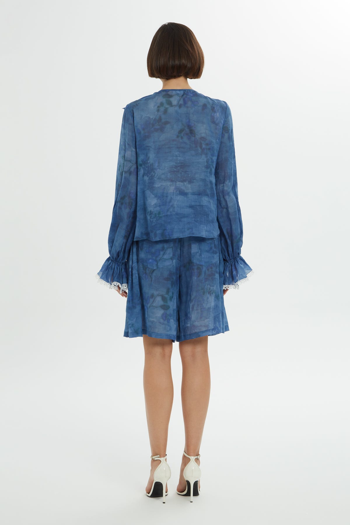 Yakası Fırfırlı Kol Ucu Şerit Aksesuar Detaylı Bluz