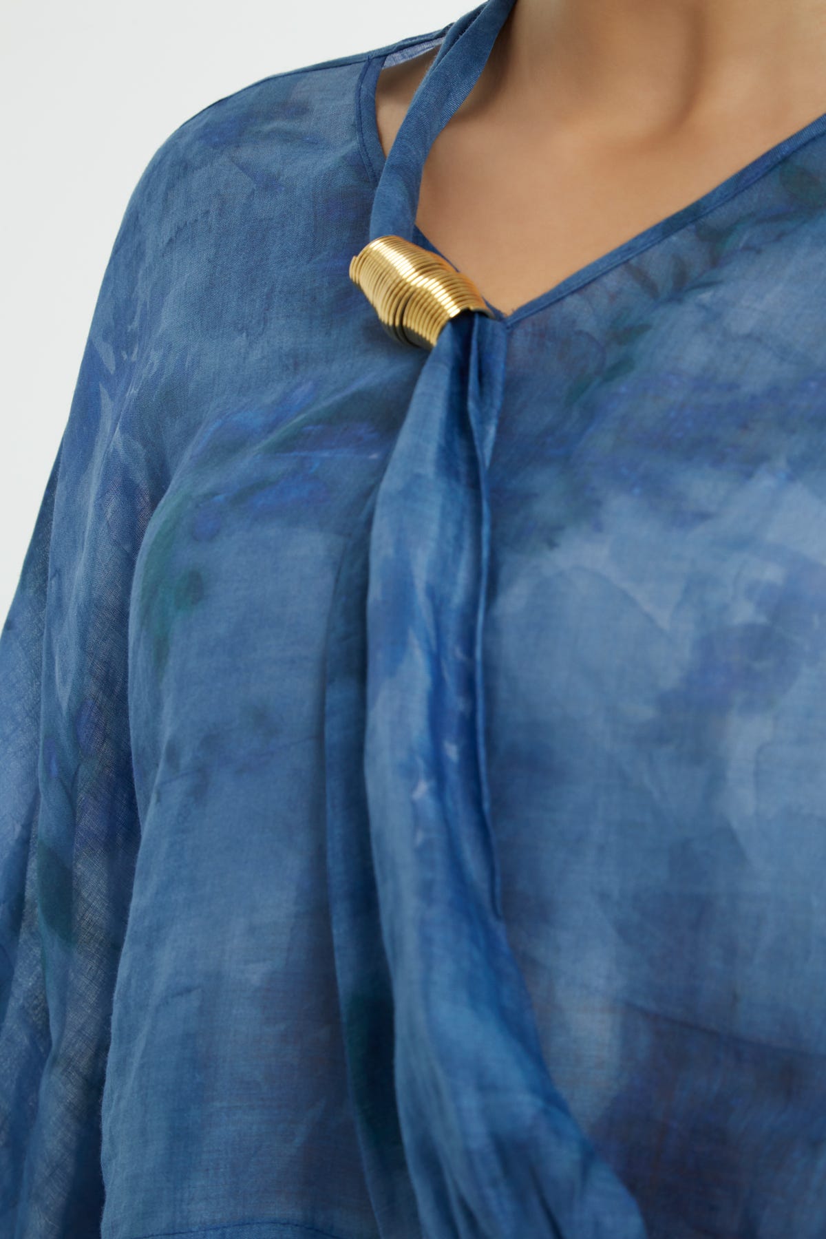 Geniş Kollu V Yakalı Bluz