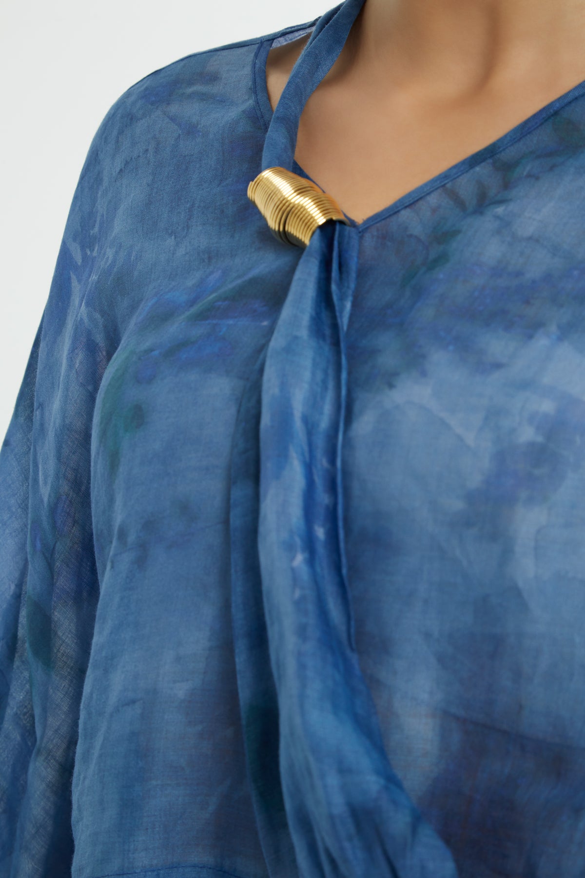 Geniş Kollu V Yakalı Bluz