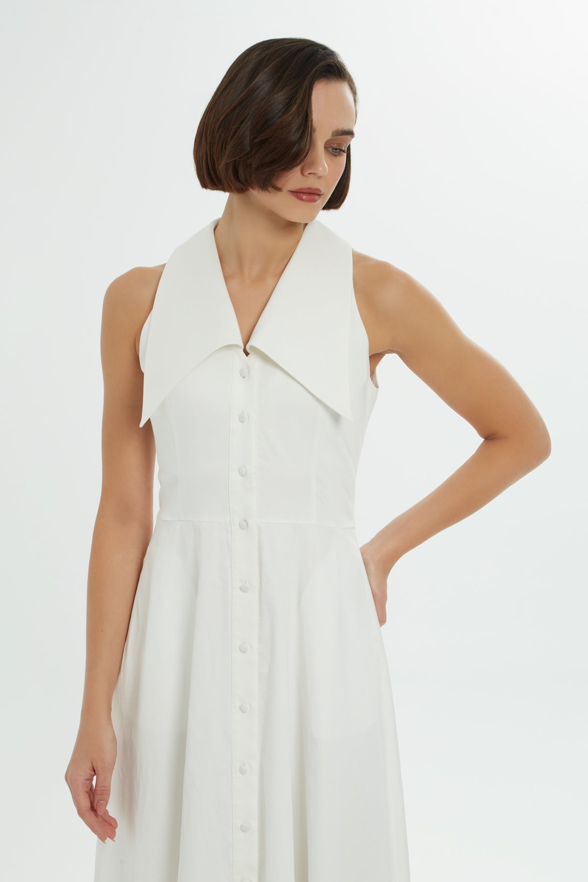 Belden Oturan Geniş Yakalı Elbise