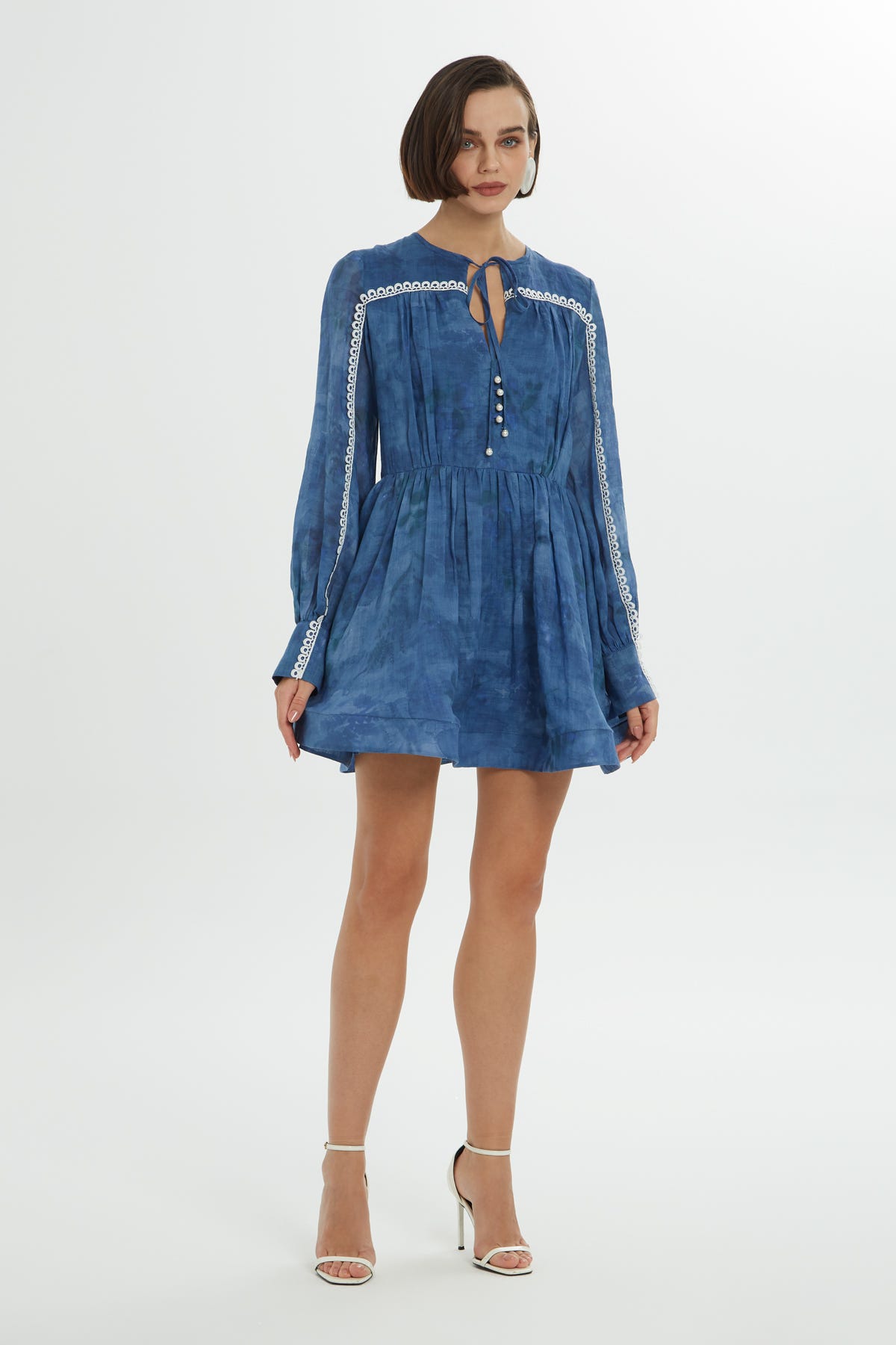 Dantel Aksesuarlı Kısa Elbise