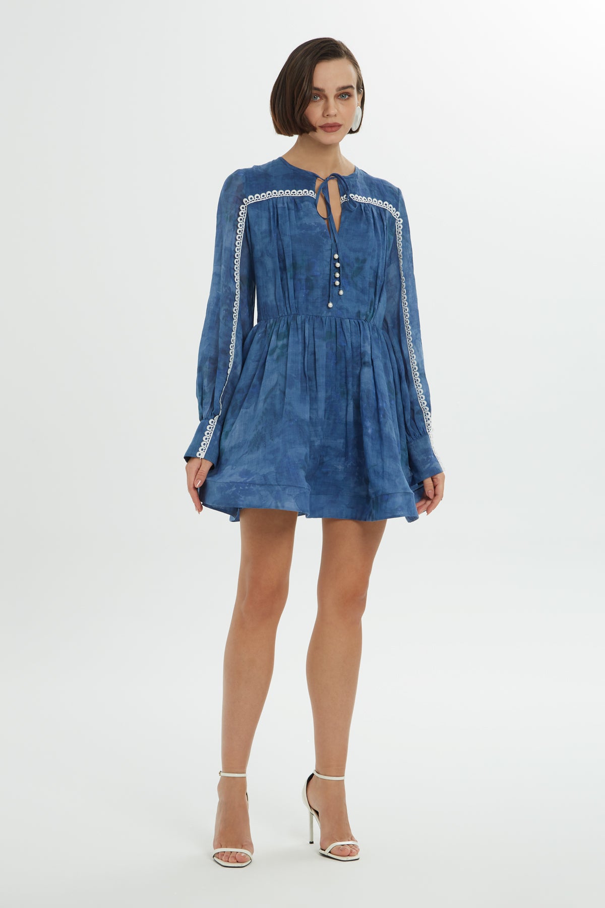 Dantel Aksesuarlı Kısa Elbise