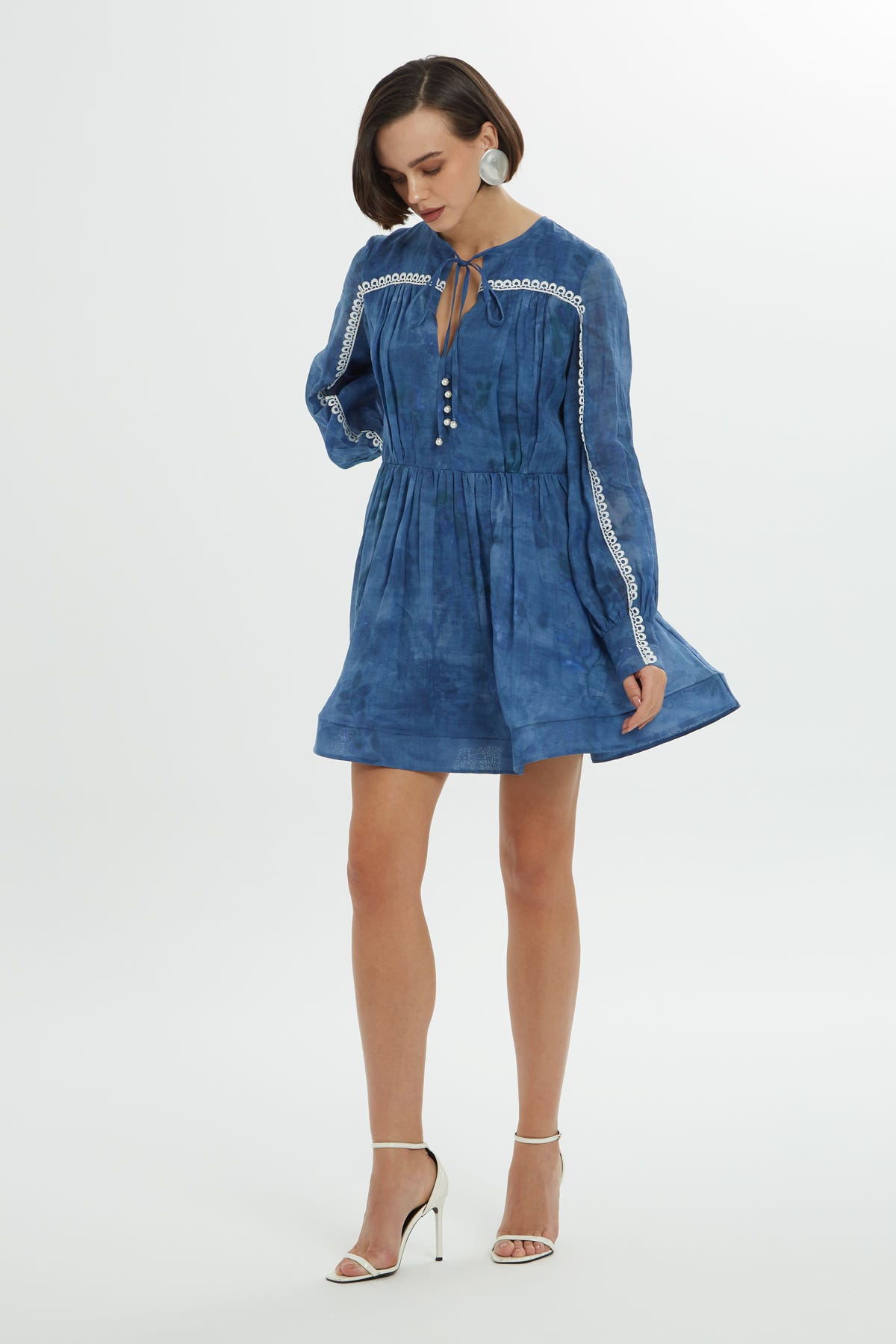 Dantel Aksesuarlı Kısa Elbise