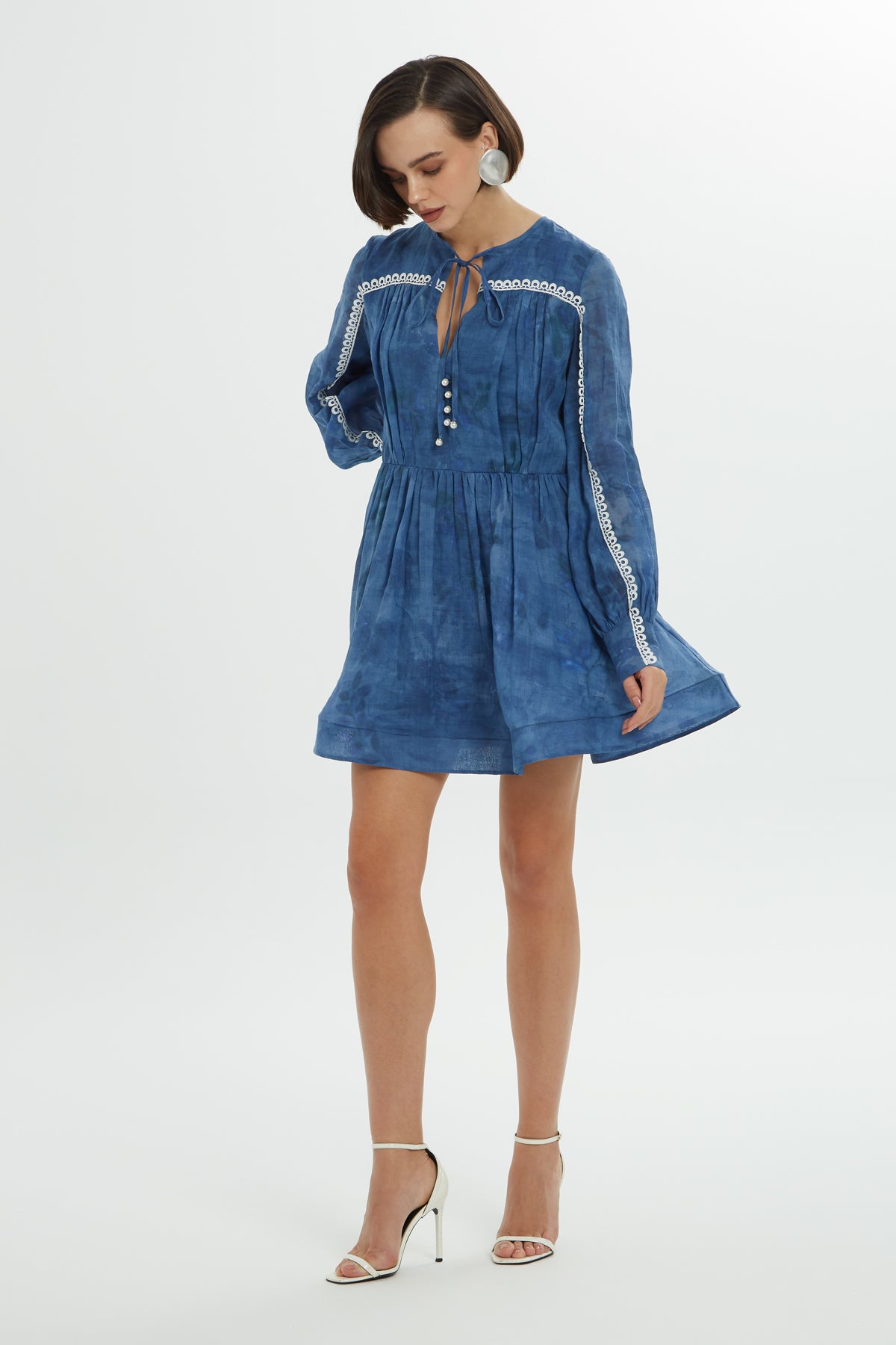 Dantel Aksesuarlı Kısa Elbise