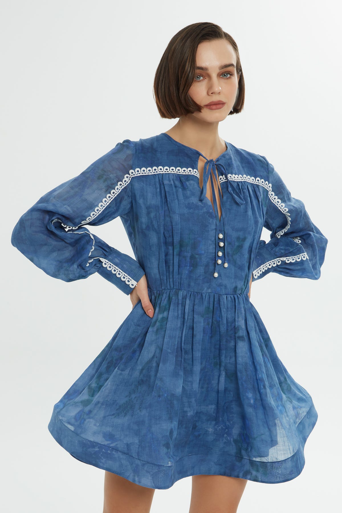 Dantel Aksesuarlı Kısa Elbise