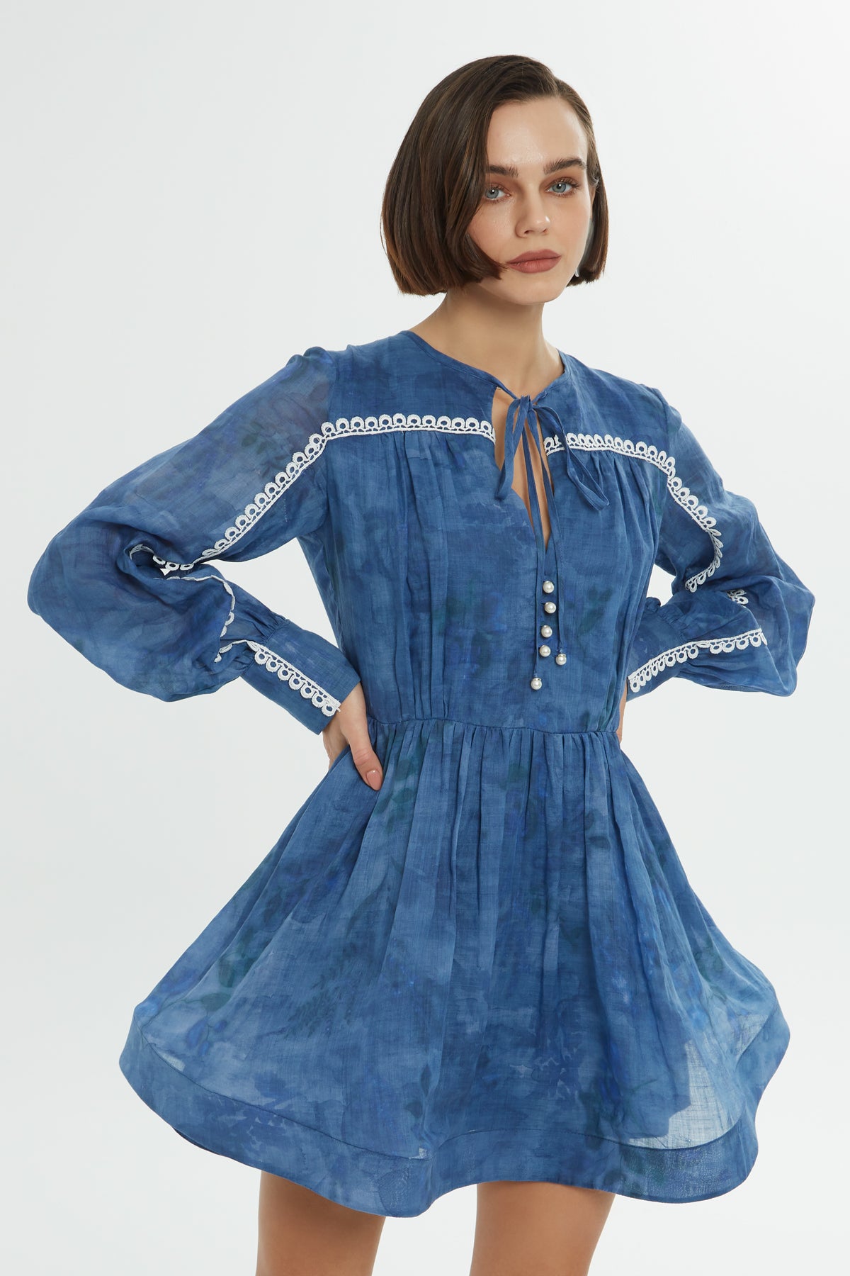 Dantel Aksesuarlı Kısa Elbise