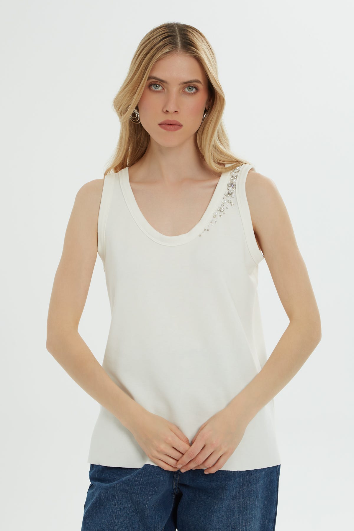 Ve Boncuk İşlemeli Sıfır Kol Bluz