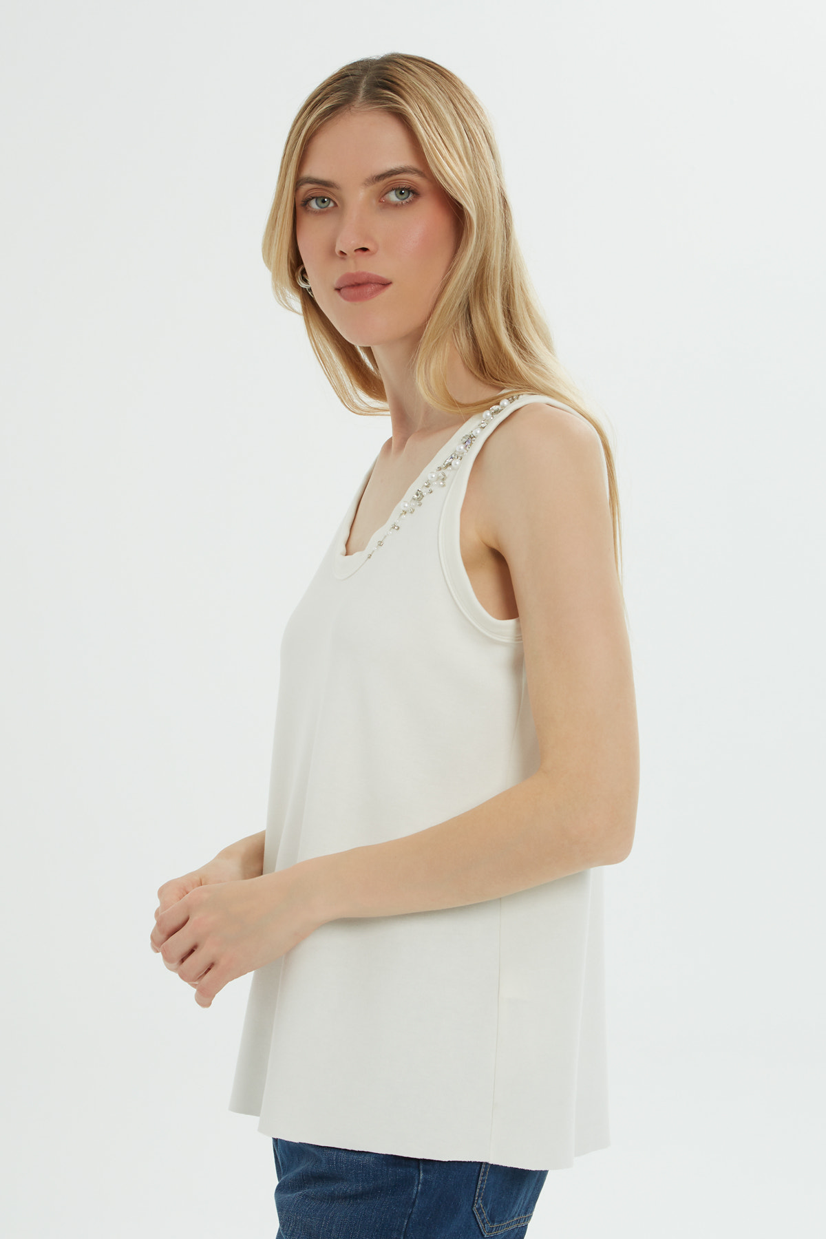 Ve Boncuk İşlemeli Sıfır Kol Bluz