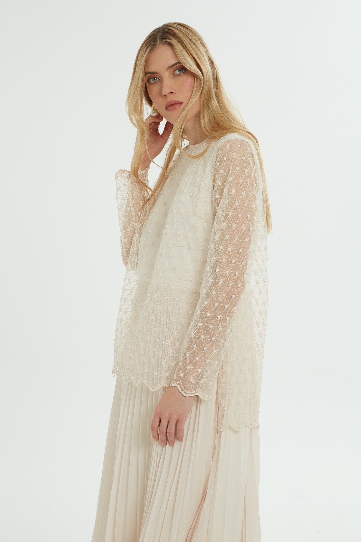 Kolu Tül Detaylı Pliseli Midi Elbise