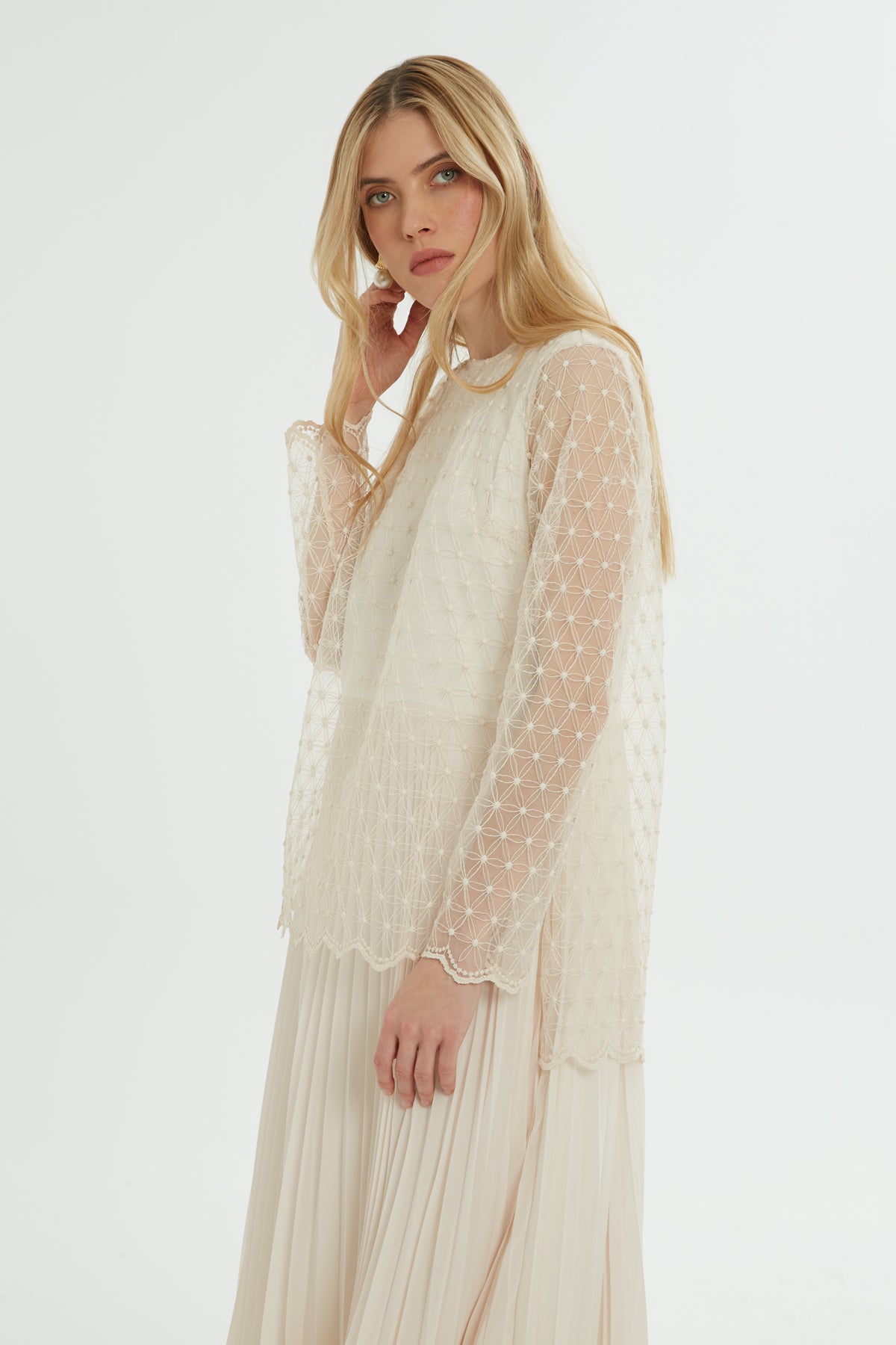 Kolu Tül Detaylı Pliseli Midi Elbise