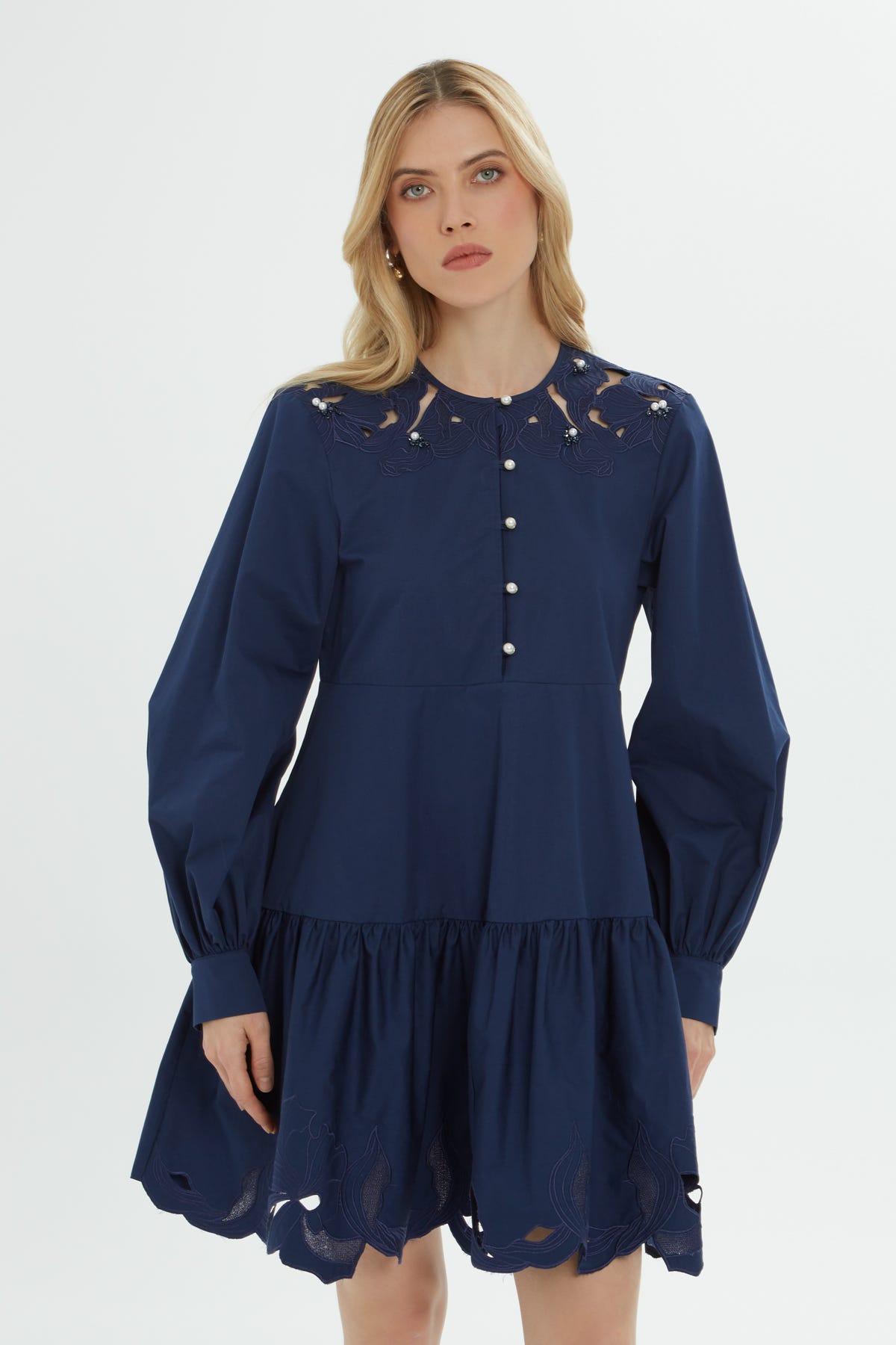 İnci Düğmeli Kısa Elbise