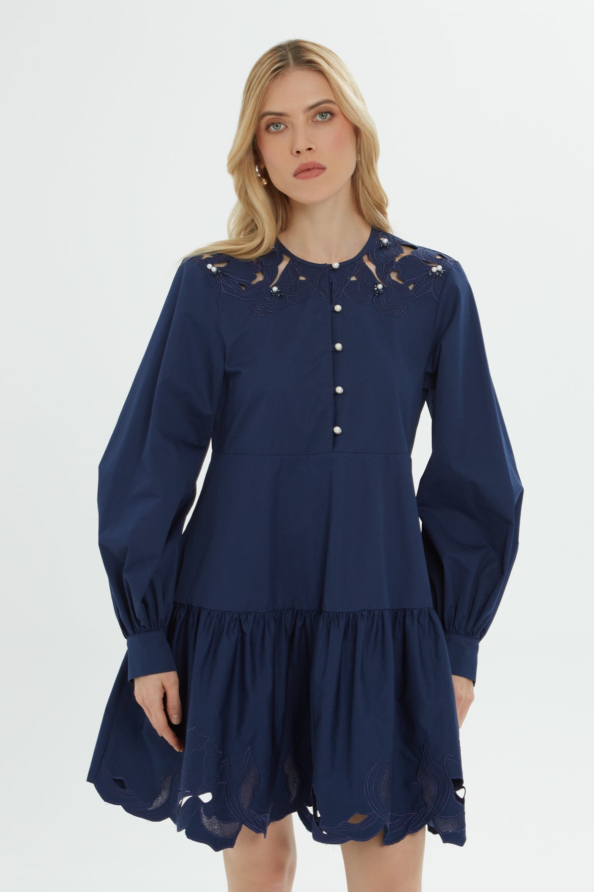 İnci Düğmeli Kısa Elbise