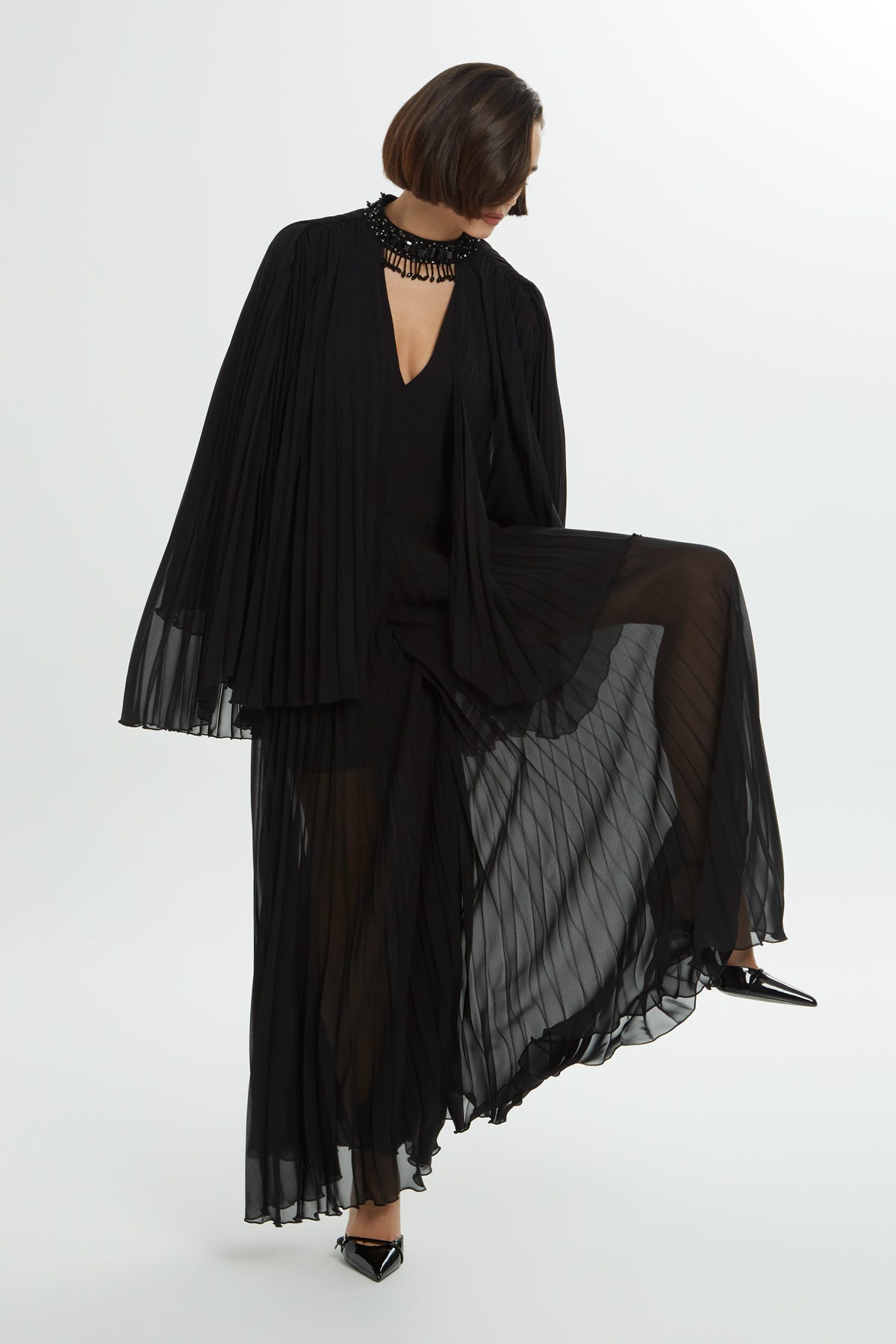 Pelerin Detaylı Piliseli Uzun Elbise