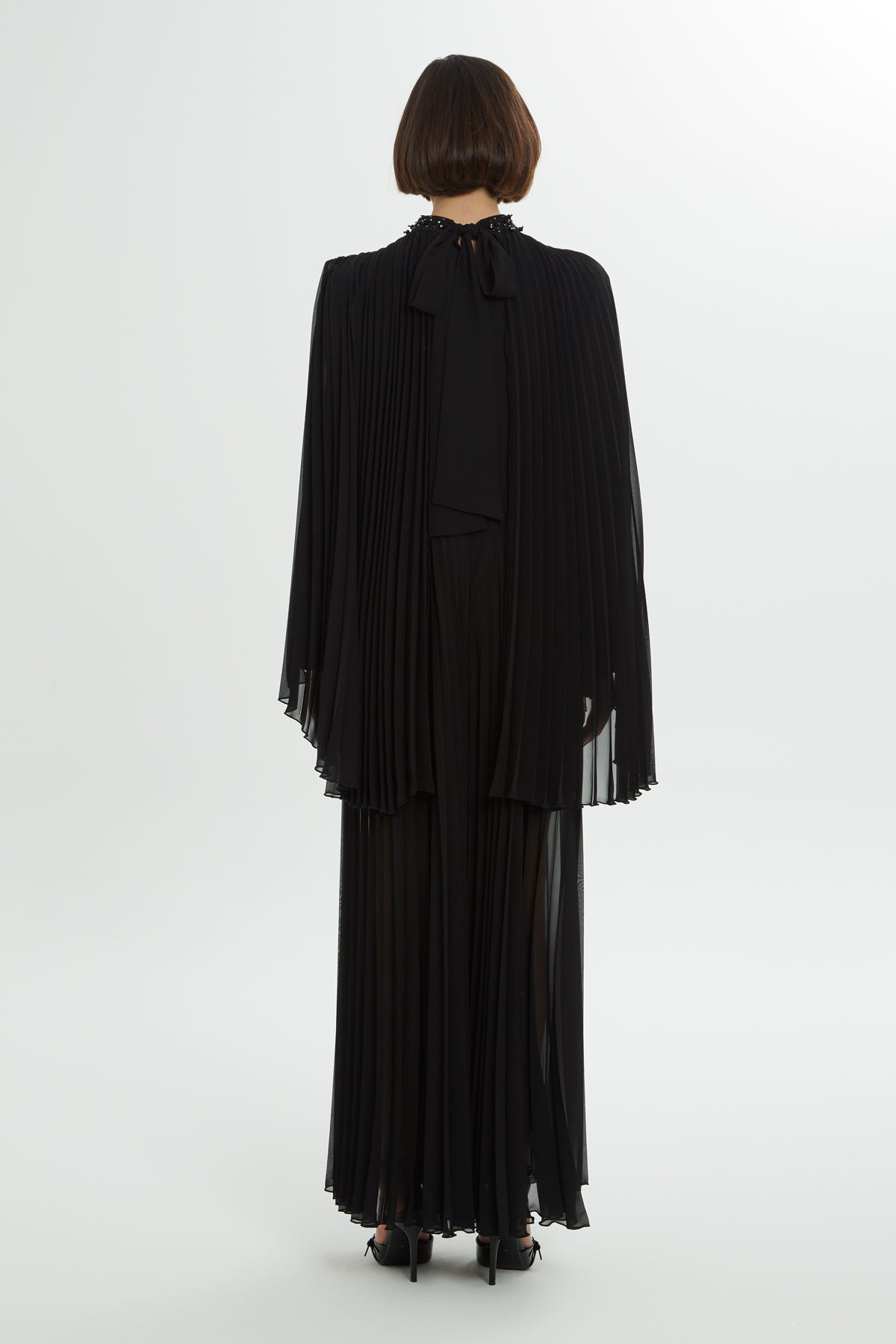 Pelerin Detaylı Piliseli Uzun Elbise