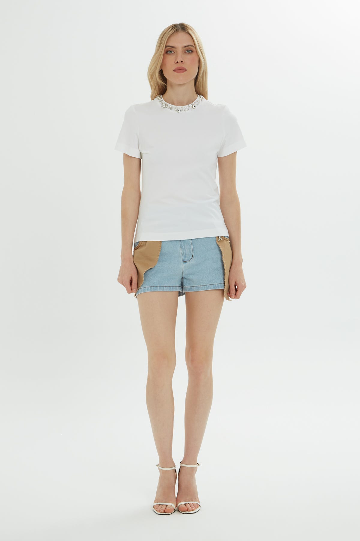 Yakası İşlemeli T-shirt