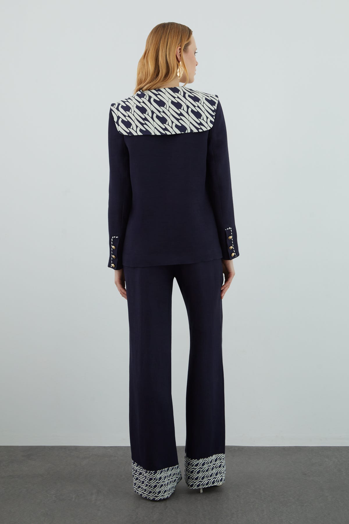 Yakası Desen Detaylı Pantolonlu Takım
