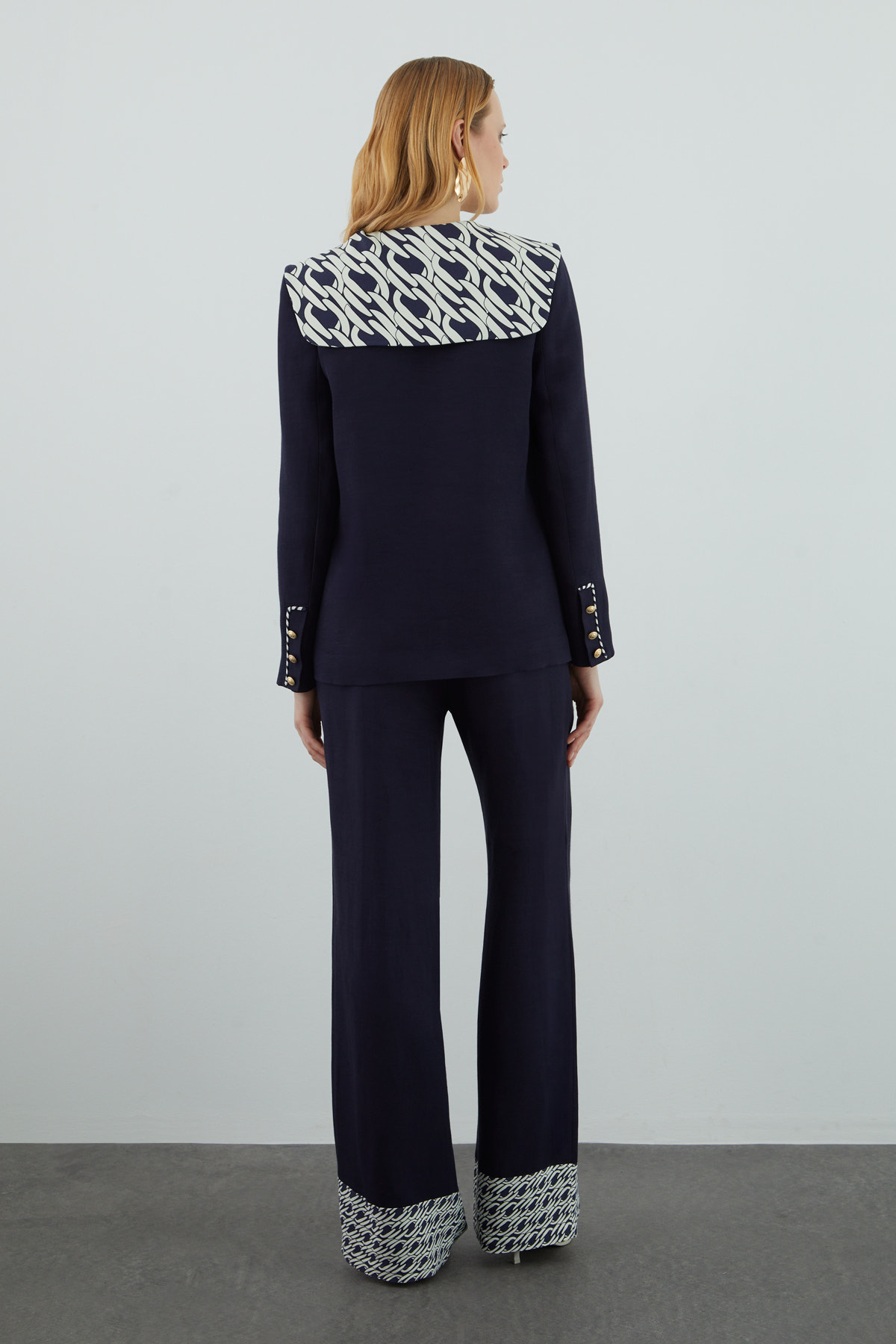 Yakası Desen Detaylı Pantolonlu Takım