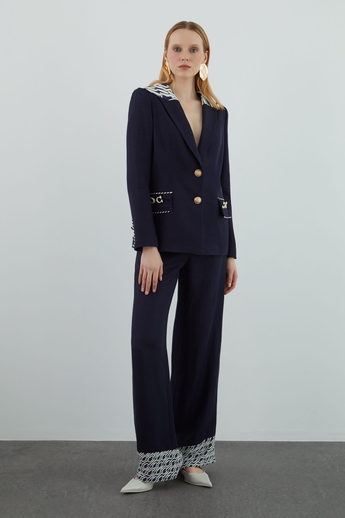 Yakası Desen Detaylı Pantolonlu Takım