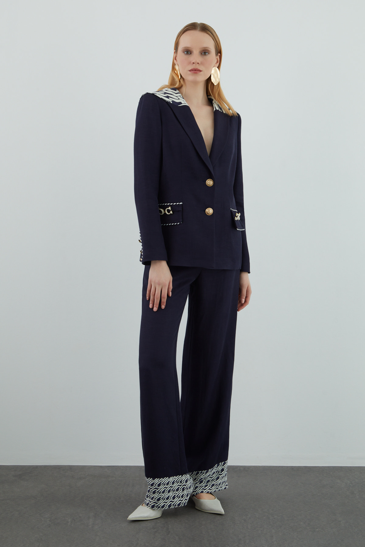 Yakası Desen Detaylı Pantolonlu Takım