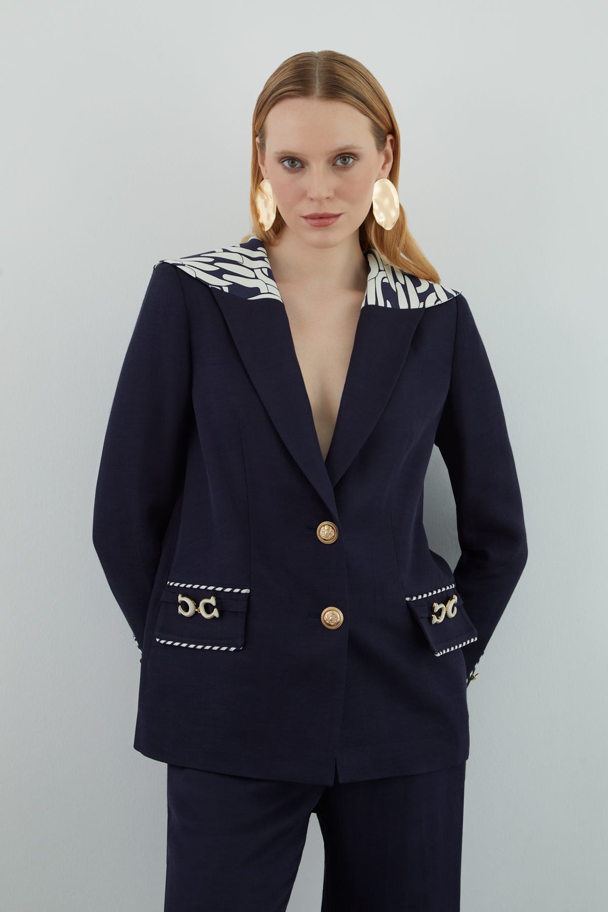 Yakası Desen Detaylı Pantolonlu Takım