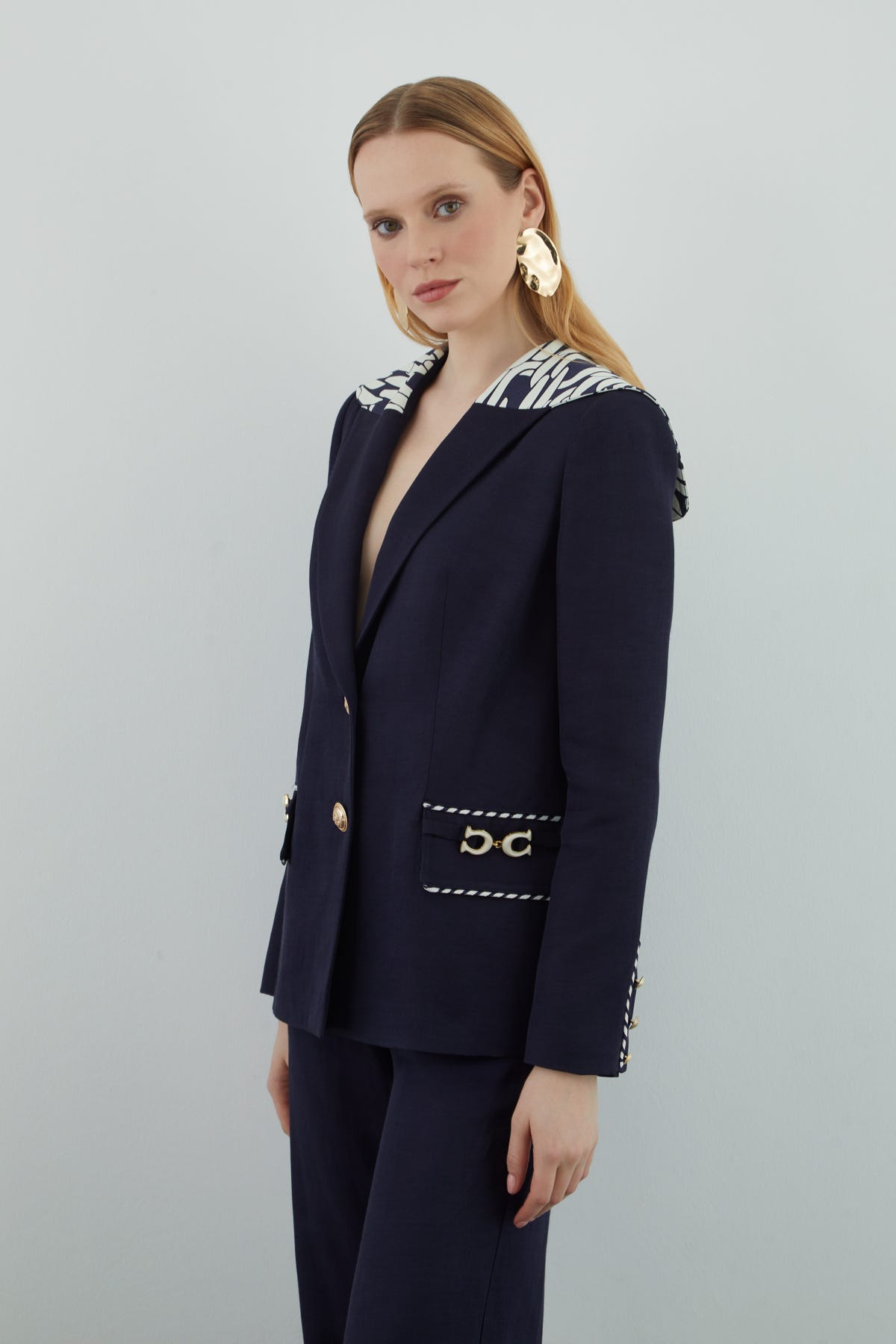 Yakası Desen Detaylı Pantolonlu Takım