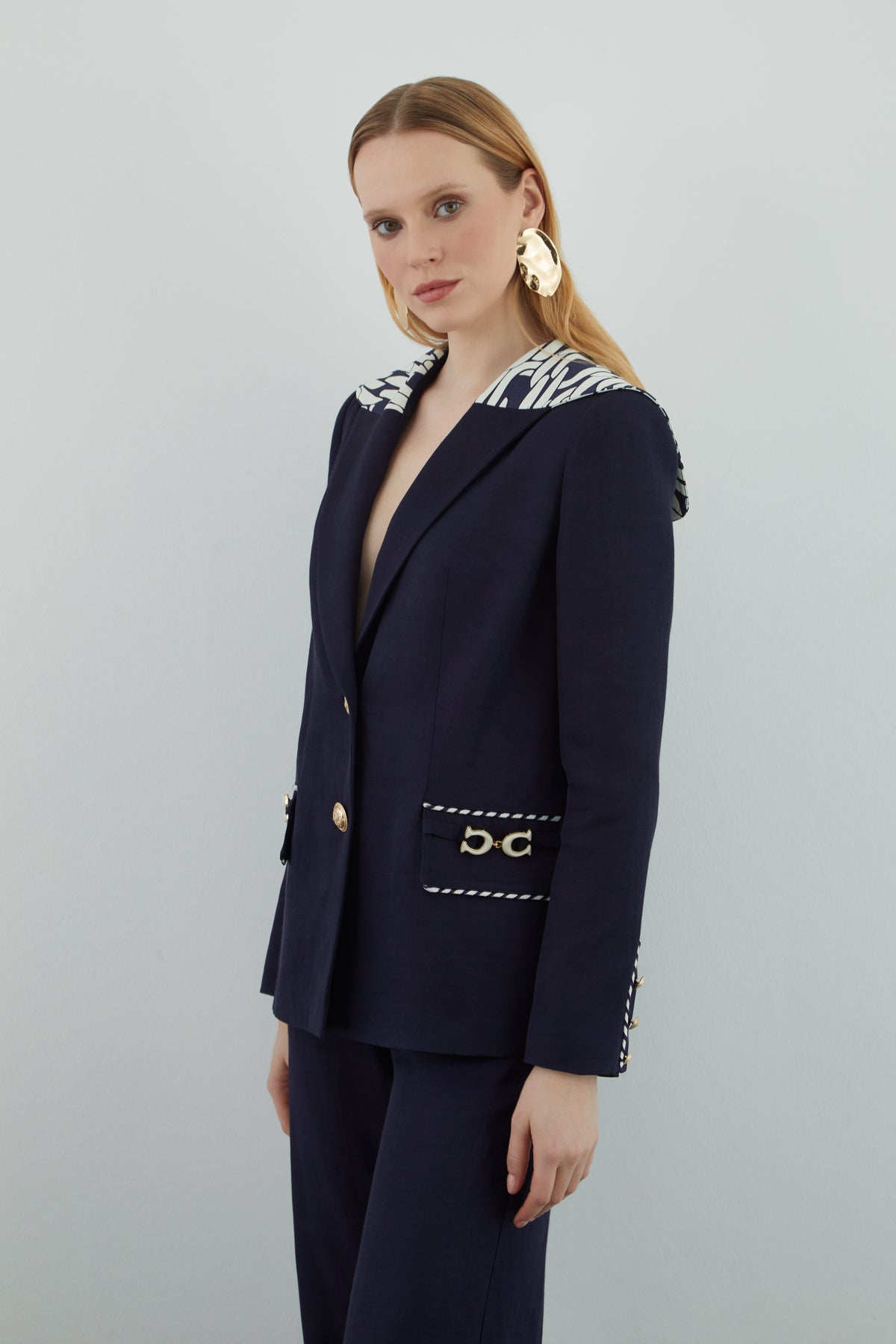 Yakası Desen Detaylı Pantolonlu Takım