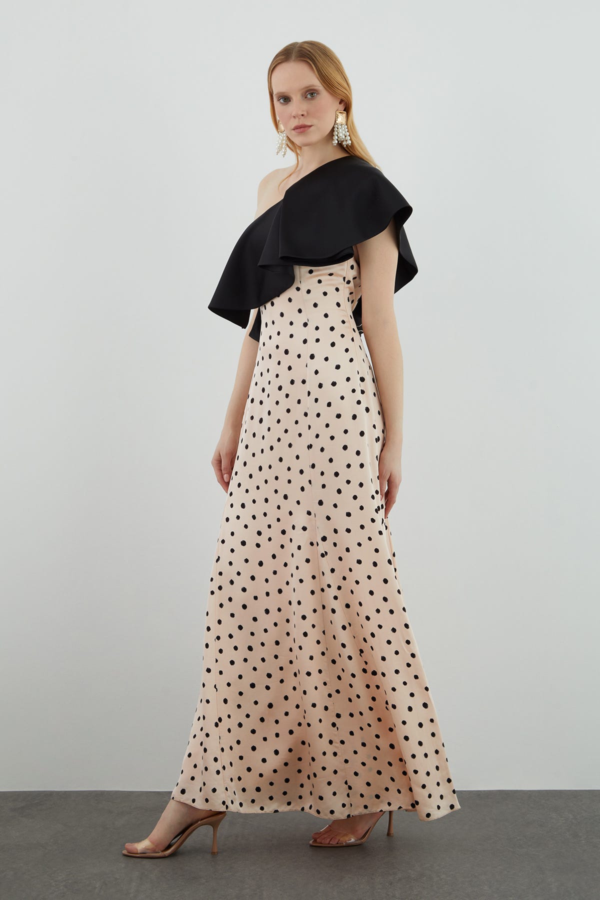 Tek Omuzlu Volanlı Puantiyeli Uzun Elbise