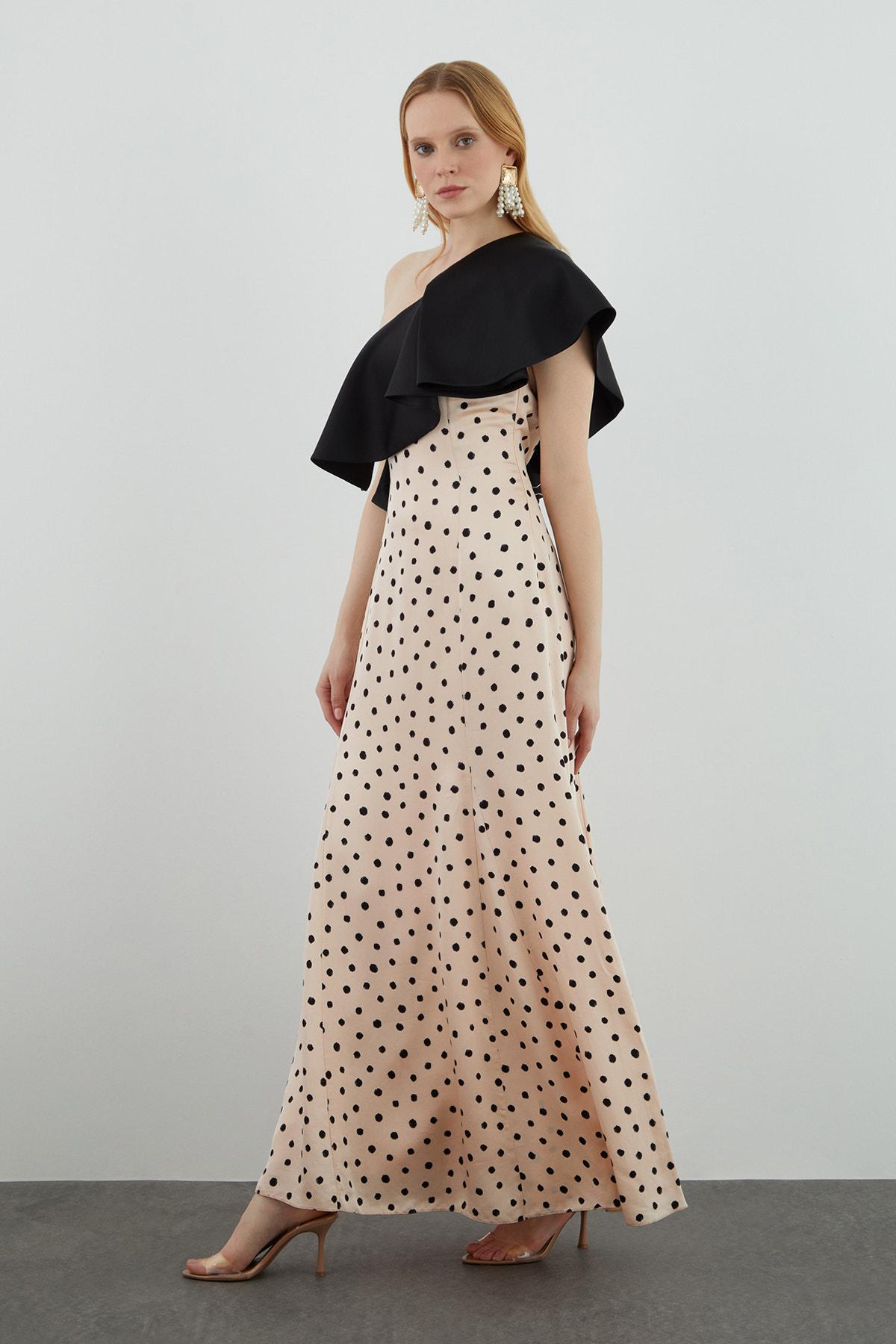 Tek Omuzlu Volanlı Puantiyeli Uzun Elbise