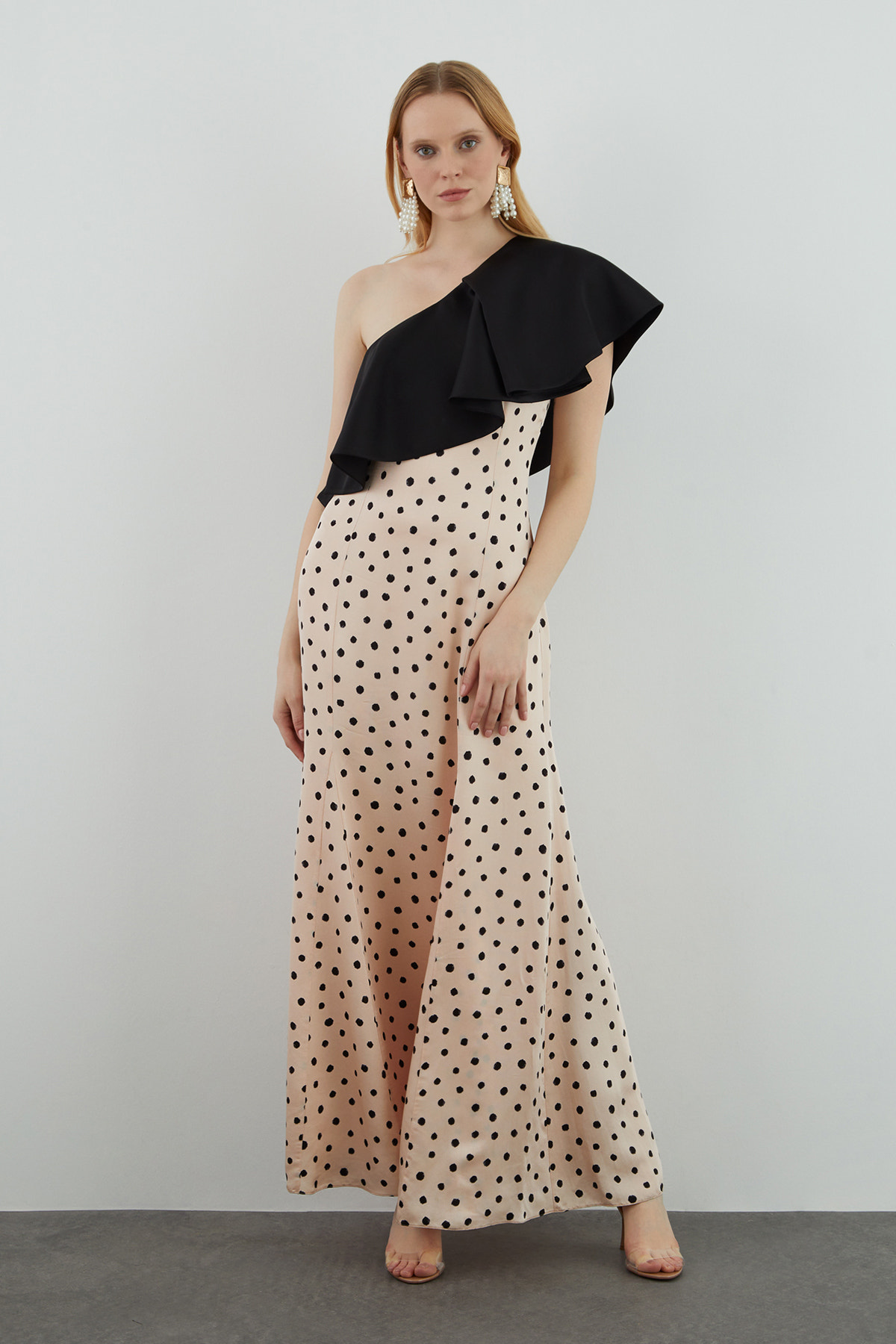 Tek Omuzlu Volanlı Puantiyeli Uzun Elbise