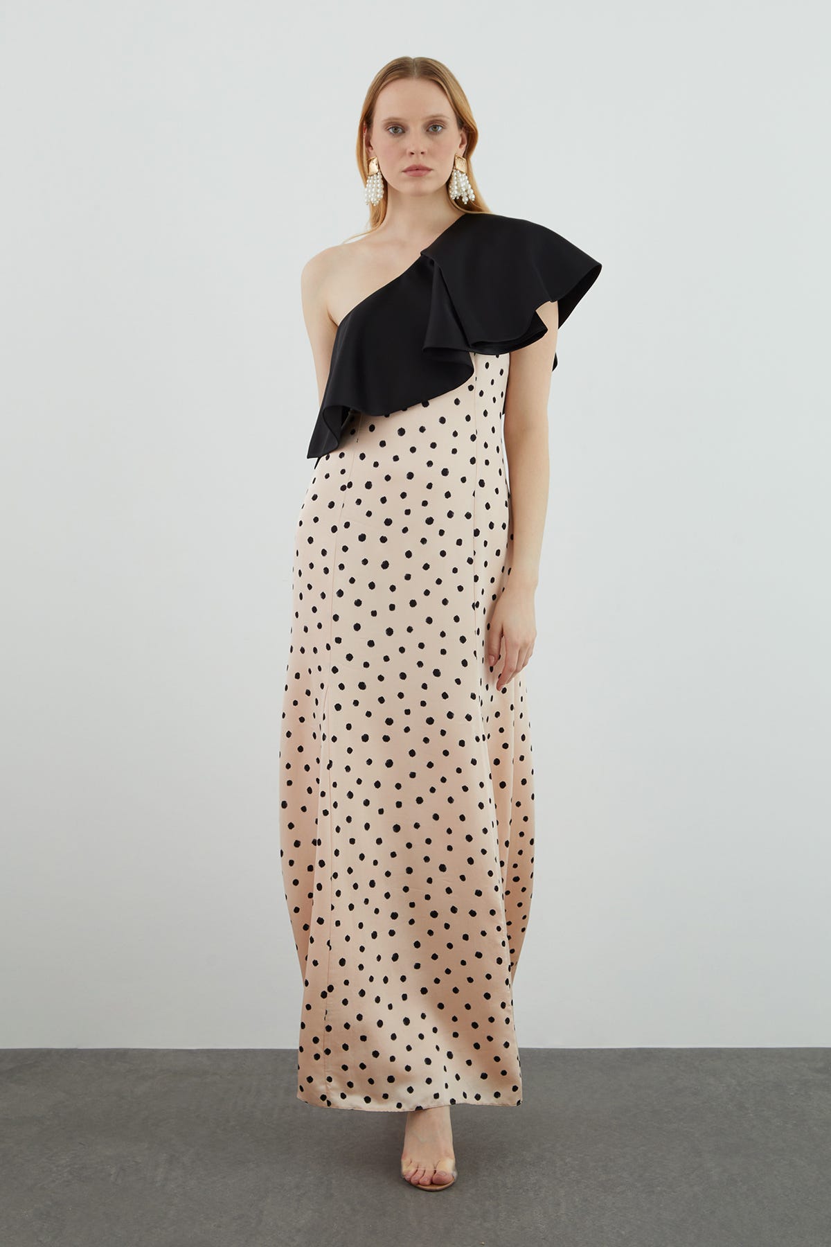 Tek Omuzlu Volanlı Puantiyeli Uzun Elbise