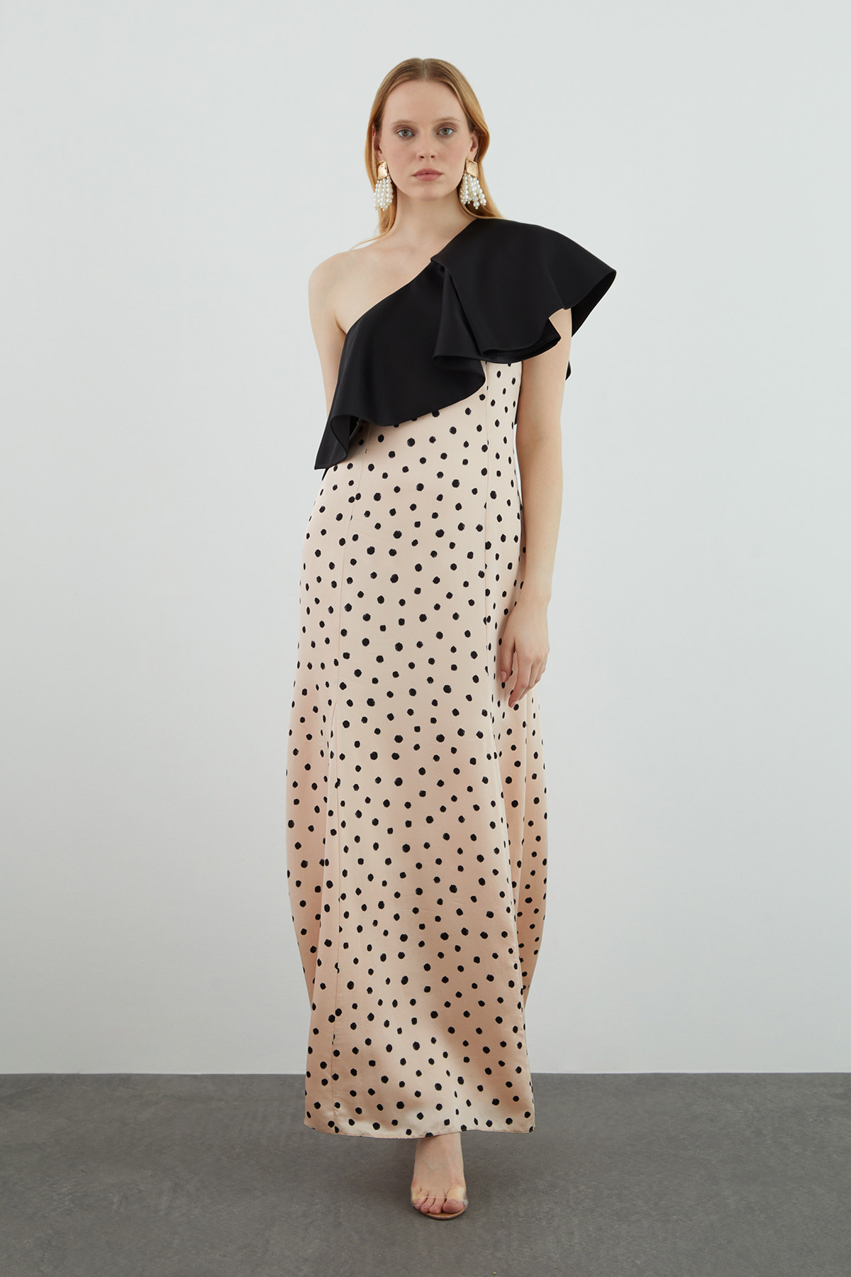 Tek Omuzlu Volanlı Puantiyeli Uzun Elbise