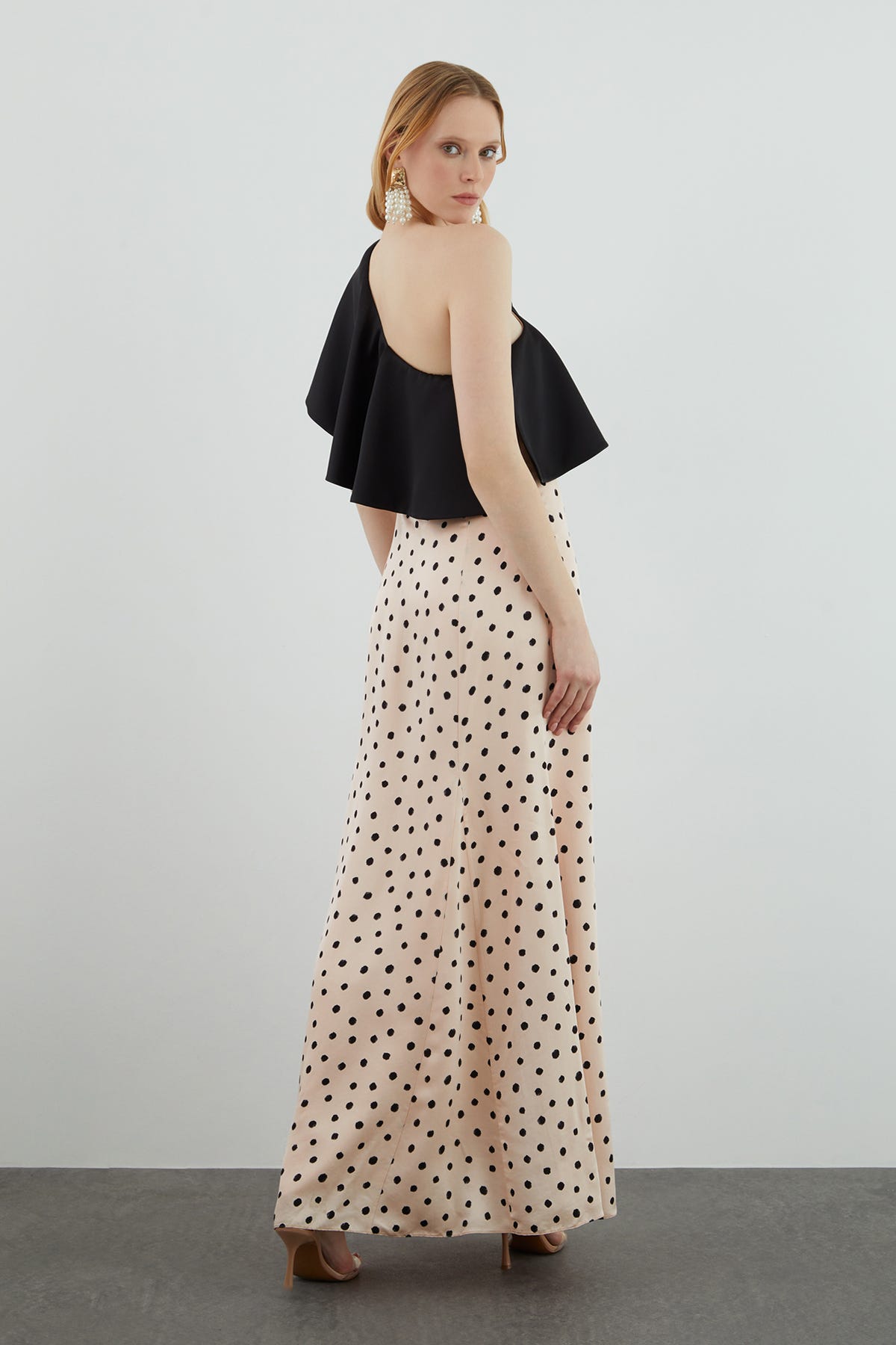 Tek Omuzlu Volanlı Puantiyeli Uzun Elbise