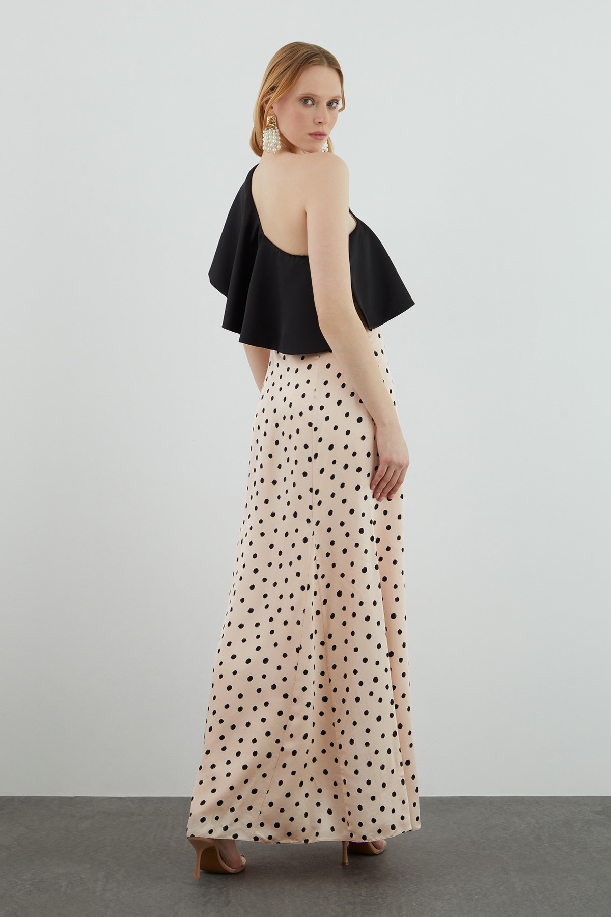 Tek Omuzlu Volanlı Puantiyeli Uzun Elbise