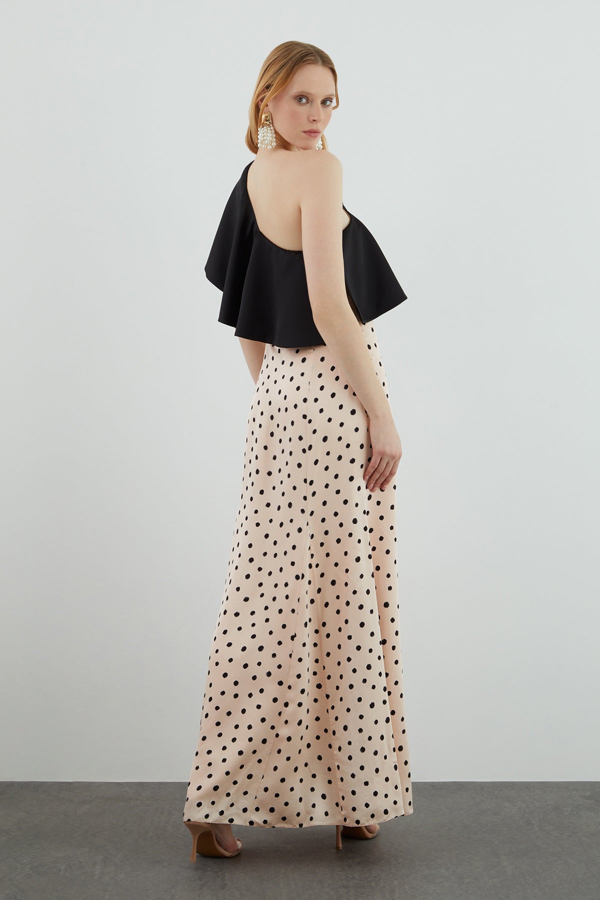 Tek Omuzlu Volanlı Puantiyeli Uzun Elbise