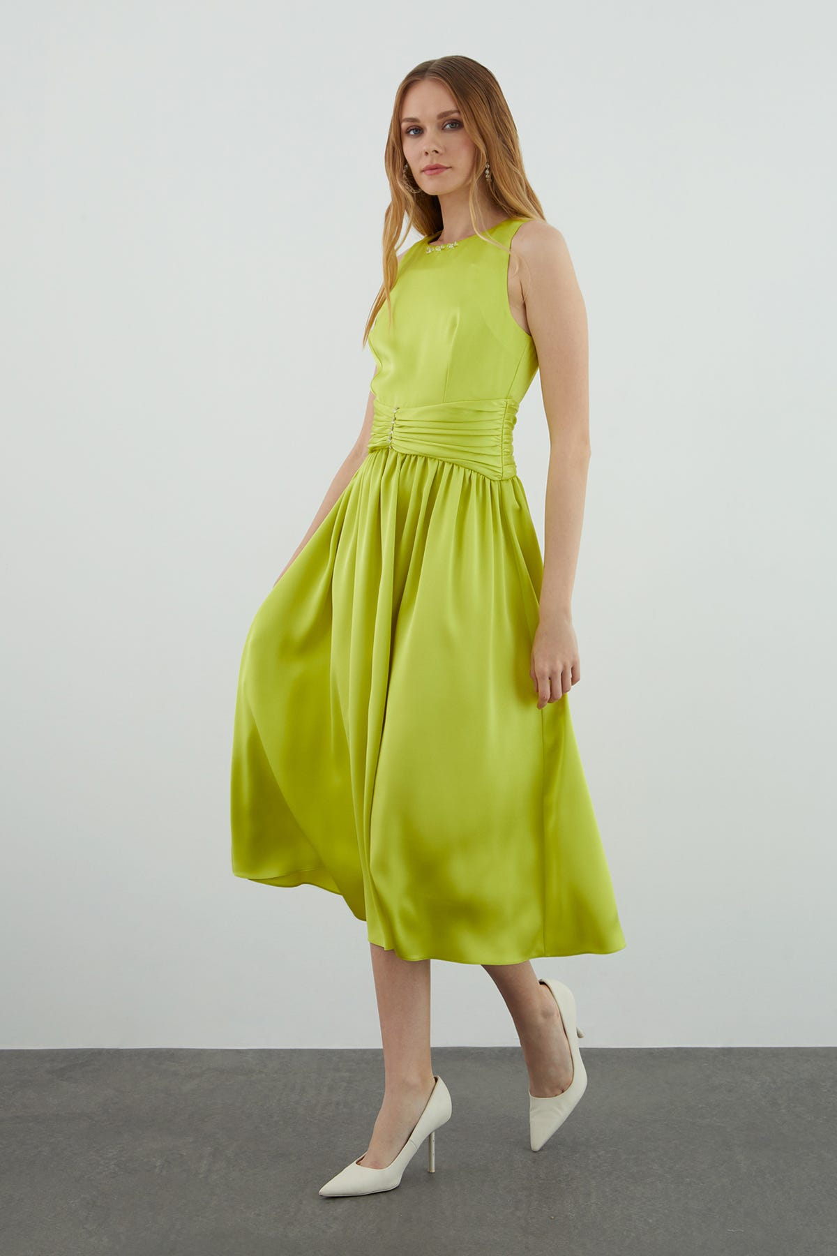 Beli Piliseli Ve İşleme Detaylı Eteği Kloş Abiye Midi Elbise