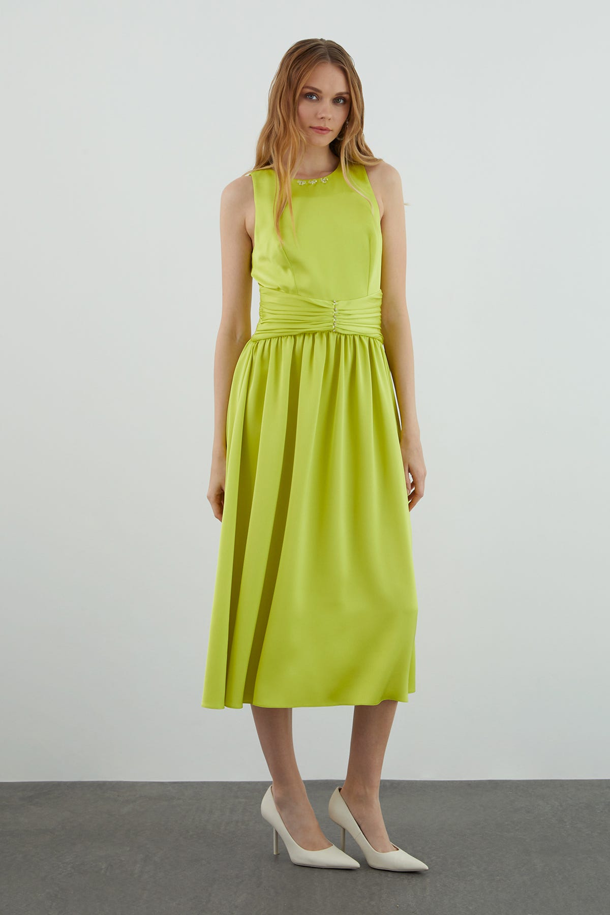 Beli Piliseli Ve İşleme Detaylı Eteği Kloş Abiye Midi Elbise