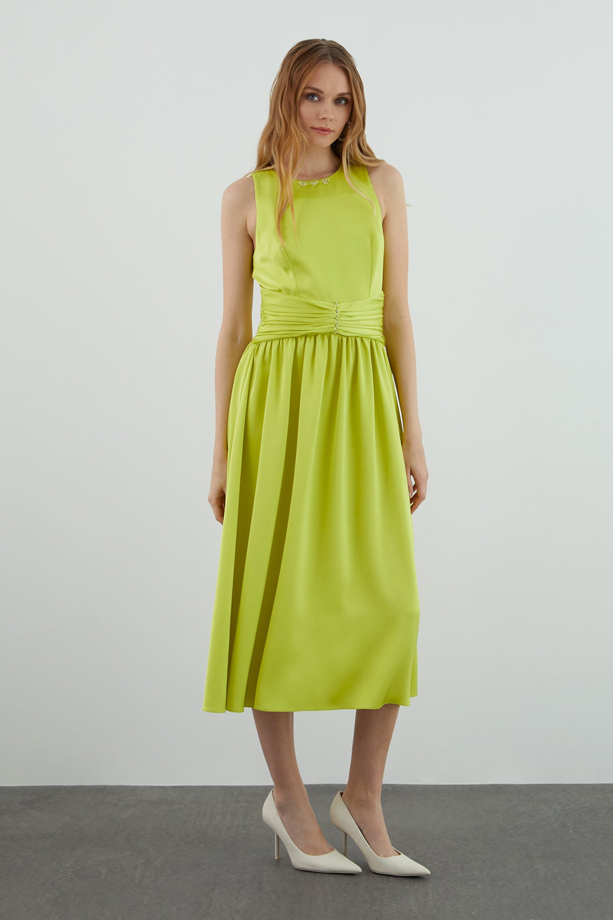 Beli Piliseli Ve İşleme Detaylı Eteği Kloş Abiye Midi Elbise