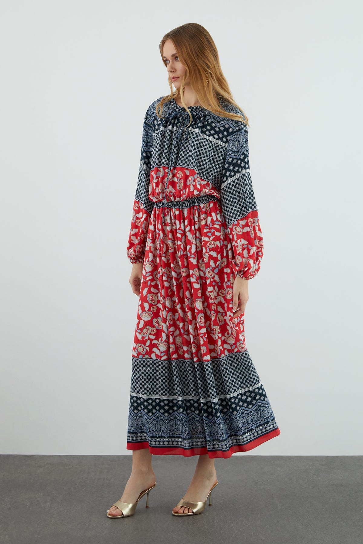 Yakası Fırfırlı Desenli Uzun Kloş Elbise