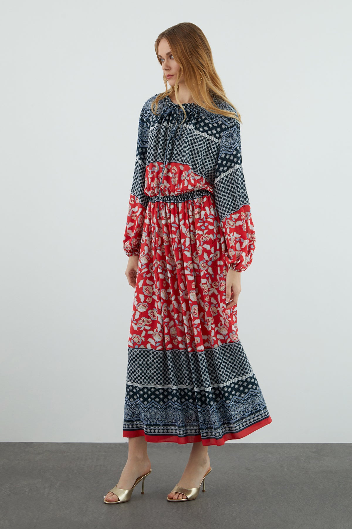 Yakası Fırfırlı Desenli Uzun Kloş Elbise