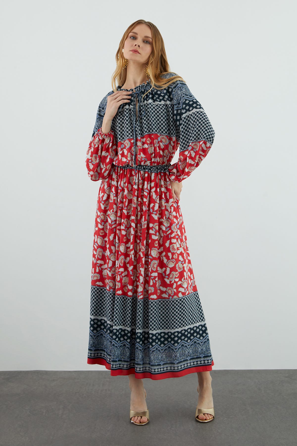 Yakası Fırfırlı Desenli Uzun Kloş Elbise