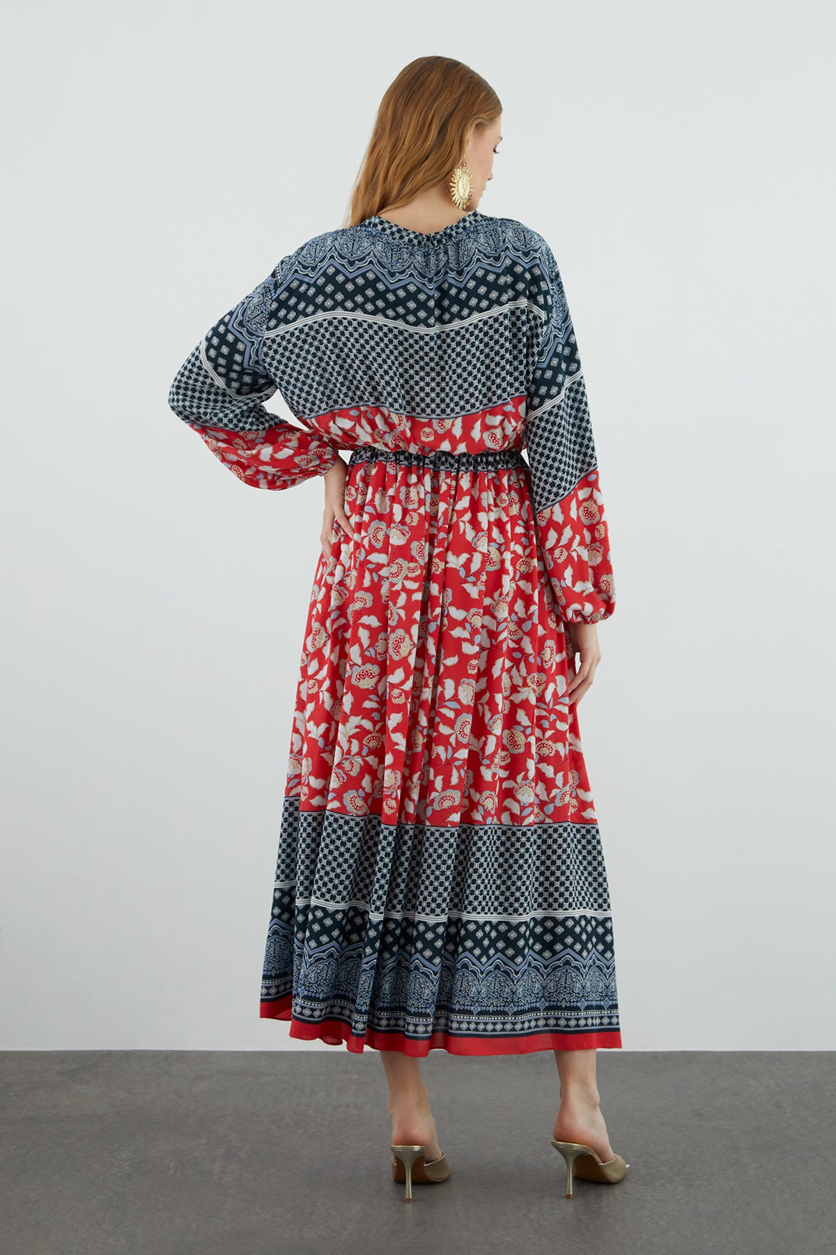 Yakası Fırfırlı Desenli Uzun Kloş Elbise