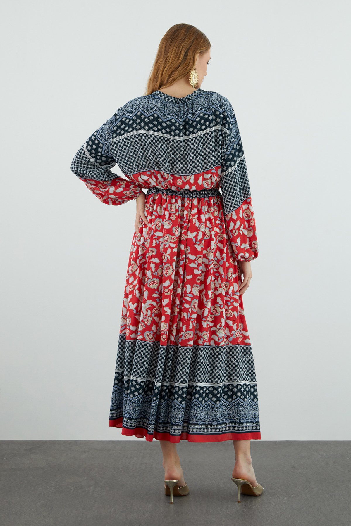 Yakası Fırfırlı Desenli Uzun Kloş Elbise