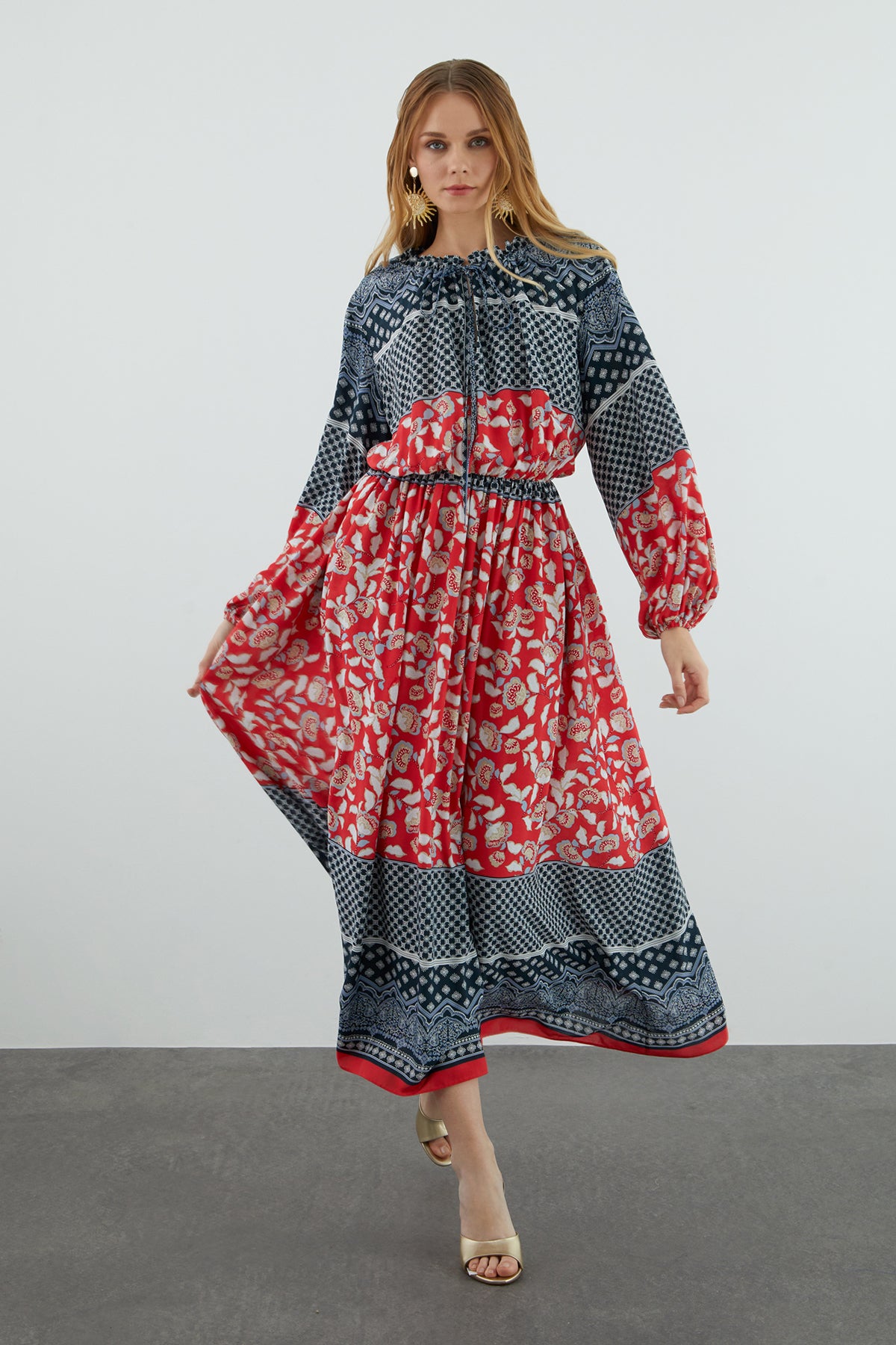 Yakası Fırfırlı Desenli Uzun Kloş Elbise