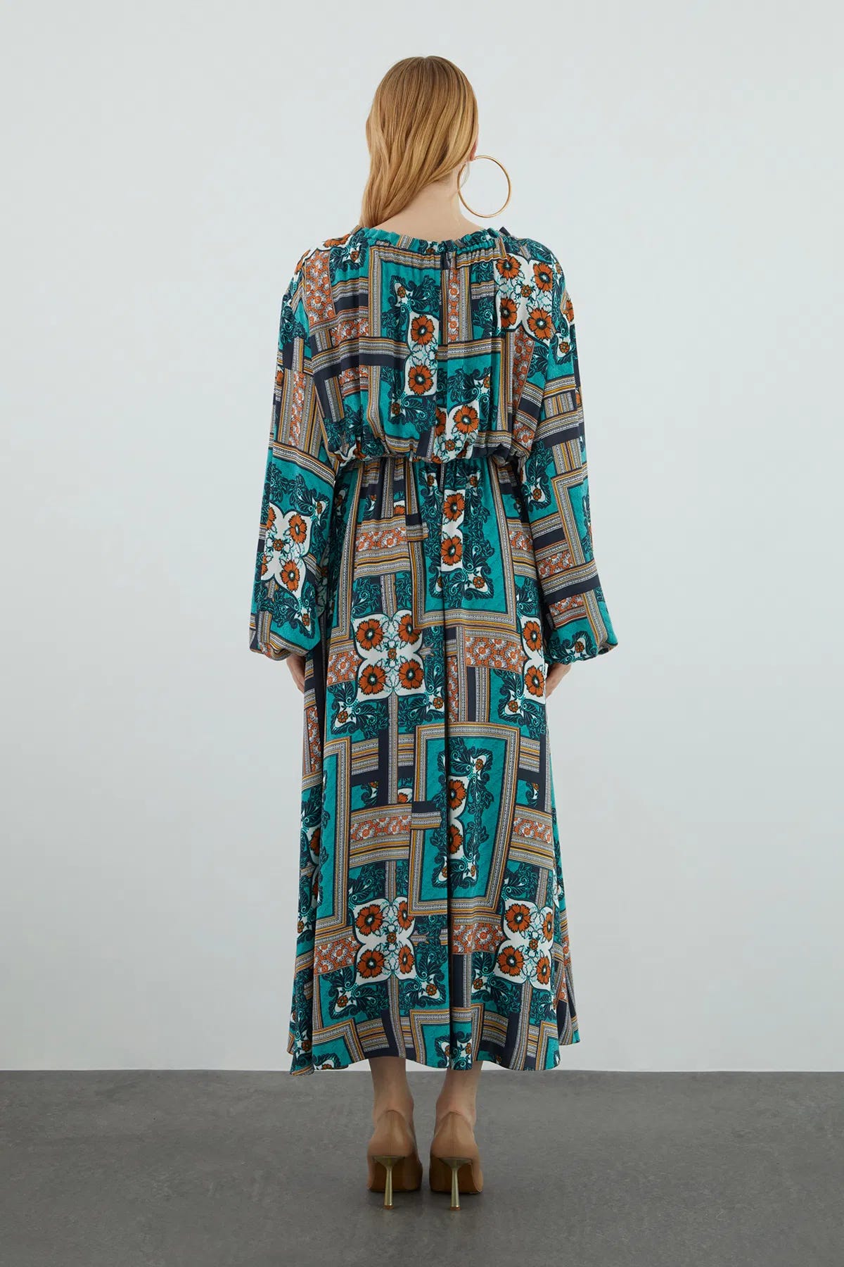 Yakası Fırfırlı Desenli Uzun Kloş Elbise