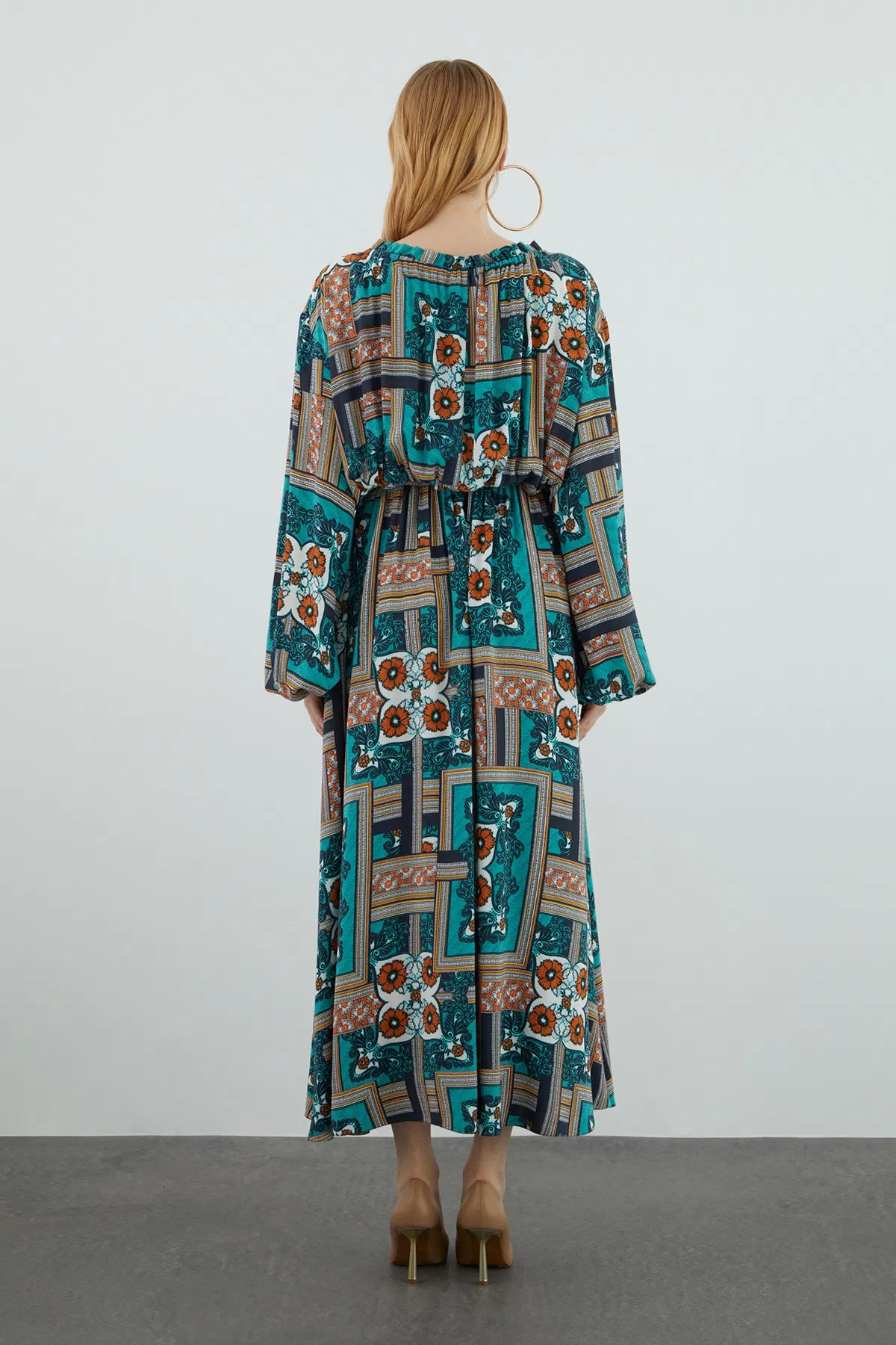 Yakası Fırfırlı Desenli Uzun Kloş Elbise