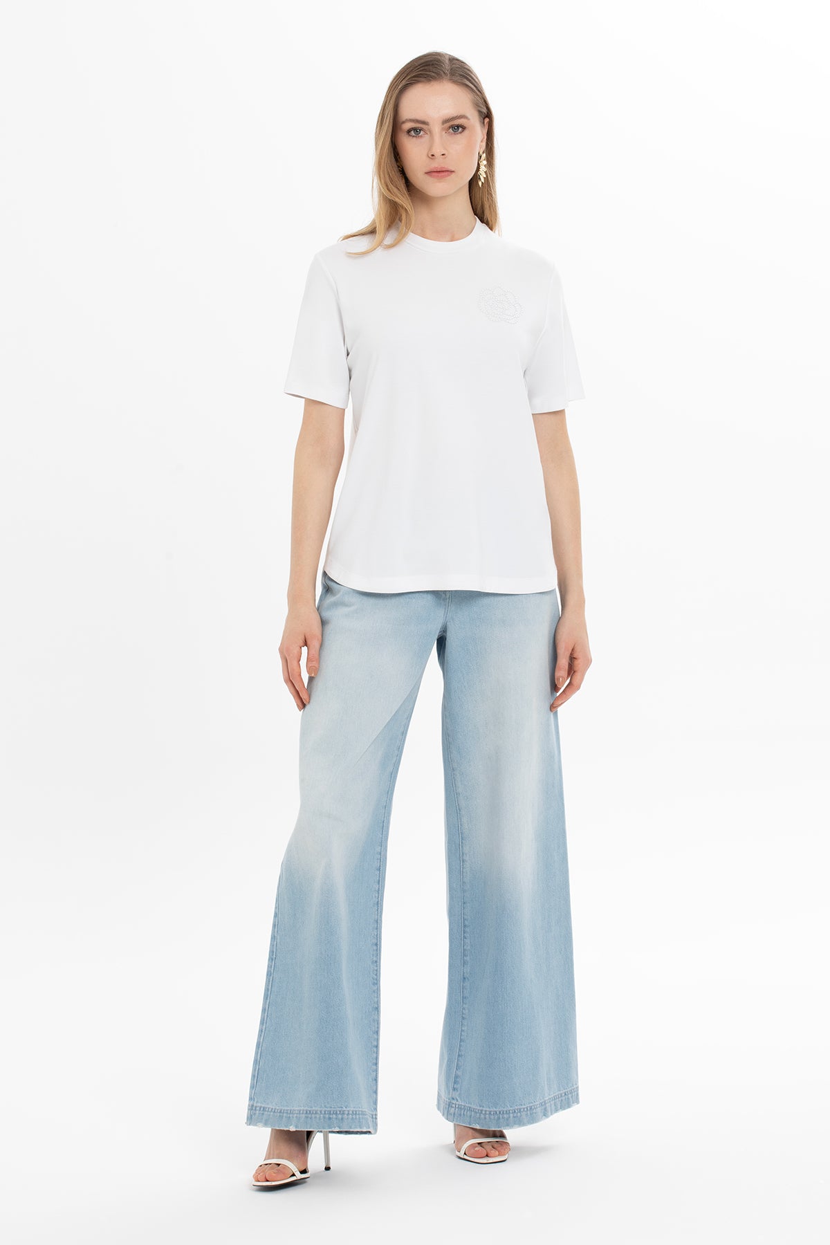 Çiçek Motif Detaylı Bisiklet Yaka T-Shirt